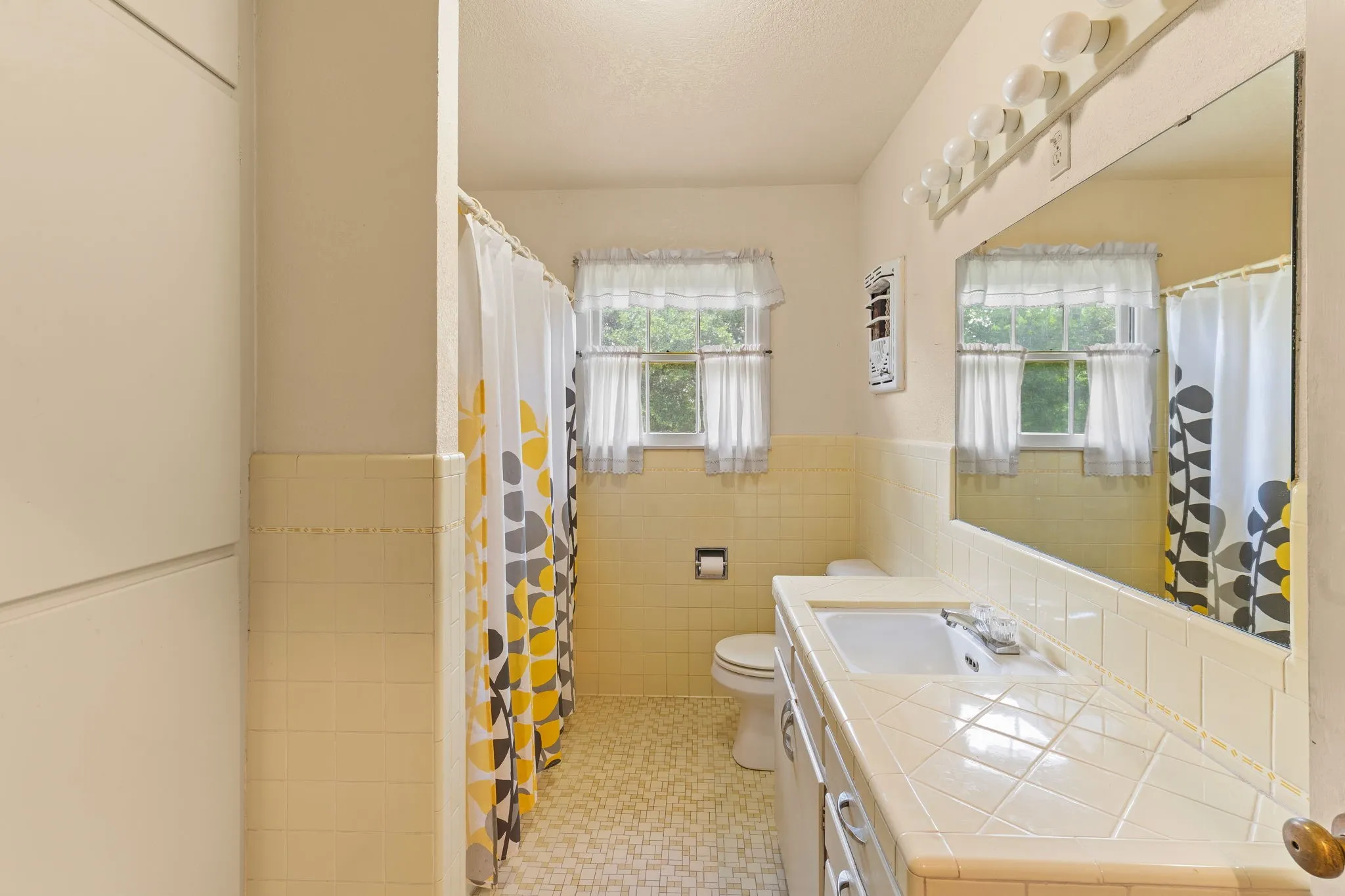 Single Family Residence For Sale in Bell County , 609 Oakhill Drive, Killeen, Texas 76541, 4 Bedroom, 2 Bathroom, Garage spaces, 2,914 Sqft, built in 1960, Price $225,000, mls#21308216, Real Estate Agent in Killeen, Homes For Sale in Bell county, Homes For Sale in Killeen, Realtor in Killeen Texas, Real Estate Brokerage Independent Realty Texas, Luminita Cordes Realtor