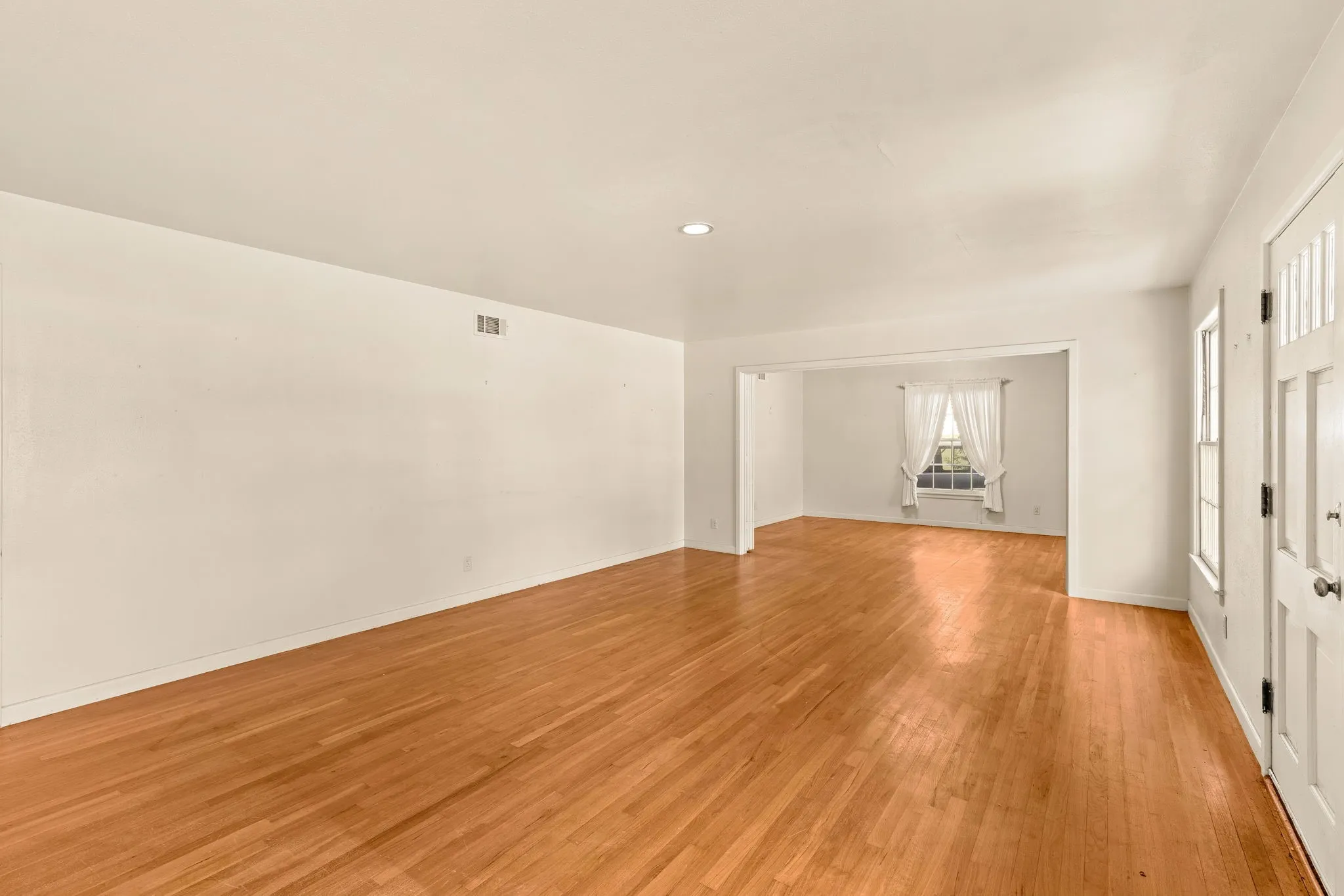 Single Family Residence For Sale in Bell County , 609 Oakhill Drive, Killeen, Texas 76541, 4 Bedroom, 2 Bathroom, Garage spaces, 2,914 Sqft, built in 1960, Price $225,000, mls#21308216, Real Estate Agent in Killeen, Homes For Sale in Bell county, Homes For Sale in Killeen, Realtor in Killeen Texas, Real Estate Brokerage Independent Realty Texas, Luminita Cordes Realtor
