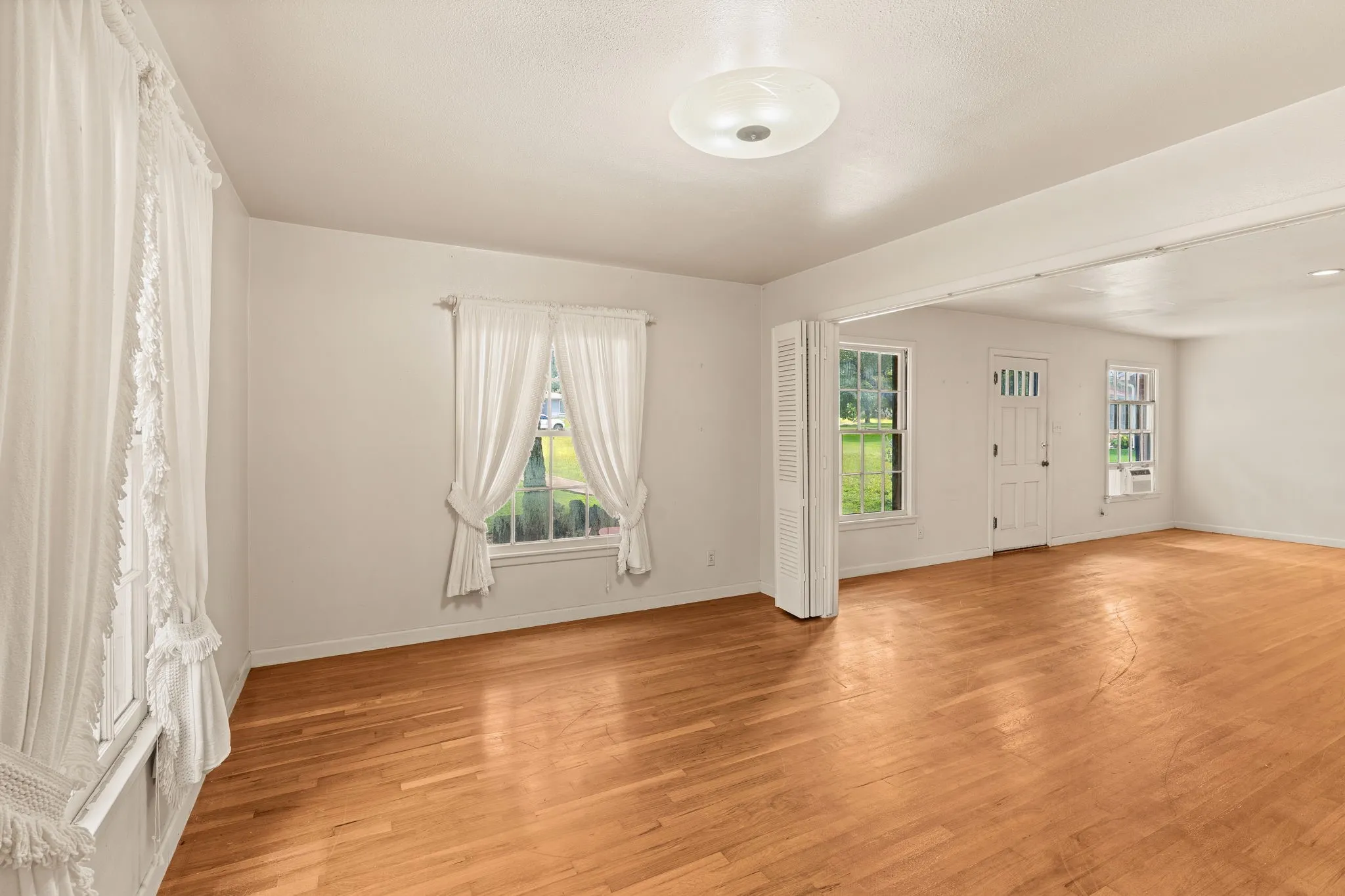Single Family Residence For Sale in Bell County , 609 Oakhill Drive, Killeen, Texas 76541, 4 Bedroom, 2 Bathroom, Garage spaces, 2,914 Sqft, built in 1960, Price $225,000, mls#21308216, Real Estate Agent in Killeen, Homes For Sale in Bell county, Homes For Sale in Killeen, Realtor in Killeen Texas, Real Estate Brokerage Independent Realty Texas, Luminita Cordes Realtor