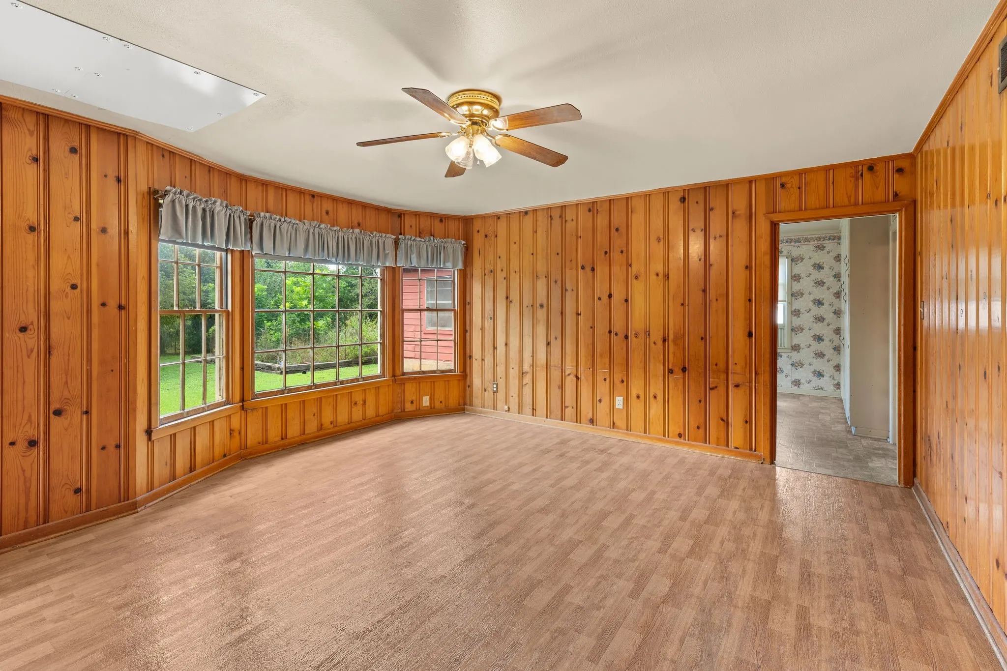 Single Family Residence For Sale in Bell County , 609 Oakhill Drive, Killeen, Texas 76541, 4 Bedroom, 2 Bathroom, Garage spaces, 2,914 Sqft, built in 1960, Price $225,000, mls#21308216, Real Estate Agent in Killeen, Homes For Sale in Bell county, Homes For Sale in Killeen, Realtor in Killeen Texas, Real Estate Brokerage Independent Realty Texas, Luminita Cordes Realtor