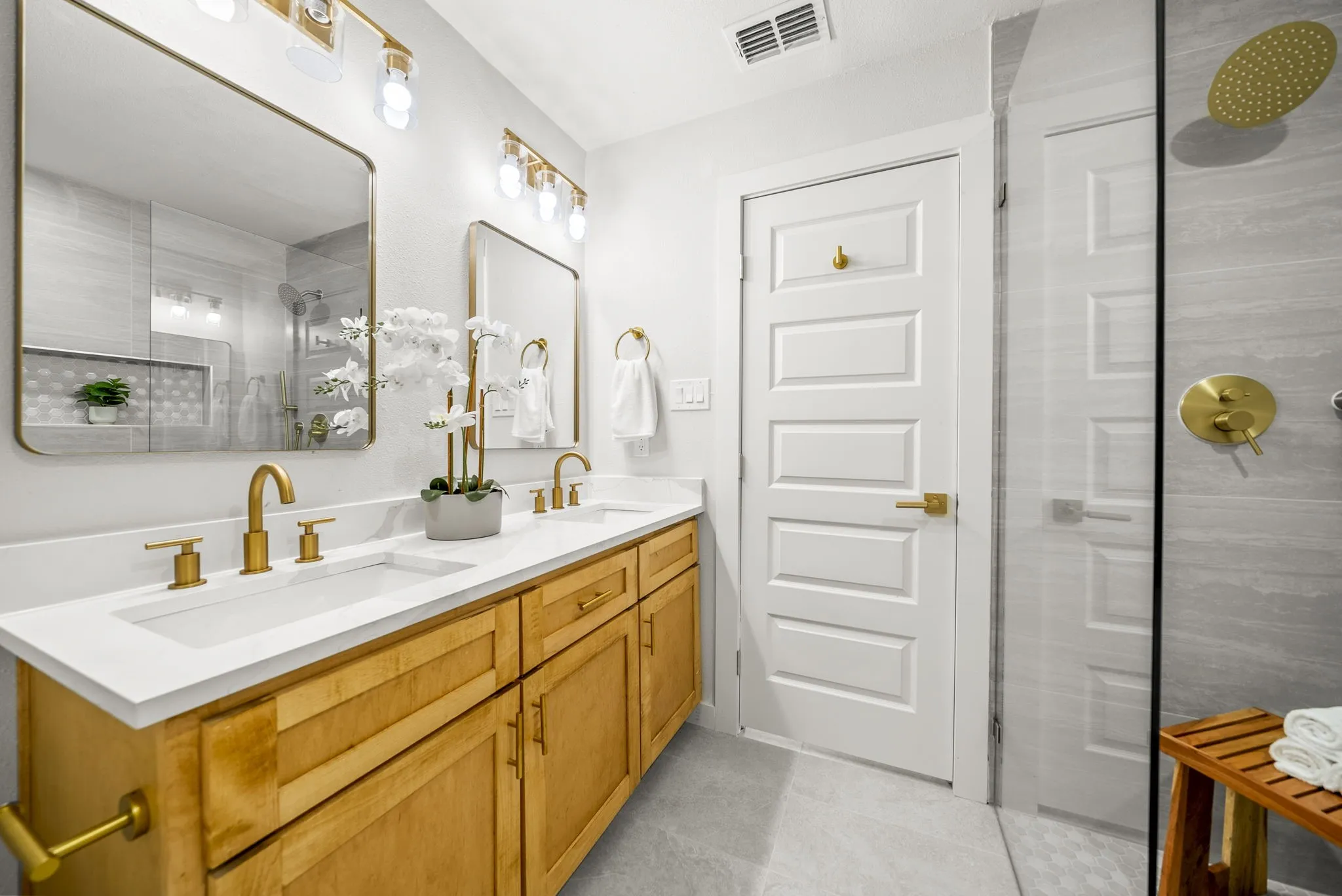 Single Family Residence For Sale in Dallas County , 3654 Ridgebriar Drive, Dallas, Texas 75234, 4 Bedroom, 3 Bathroom, 2 Garage spaces, 1,848 Sqft, built in 1962, mls#21308236, Real Estate Agent in Dallas, Homes For Sale in Dallas county, Homes For Sale in Dallas, Realtor in Dallas Texas, Real Estate Brokerage Independent Realty Texas, Luminita Cordes Realtor