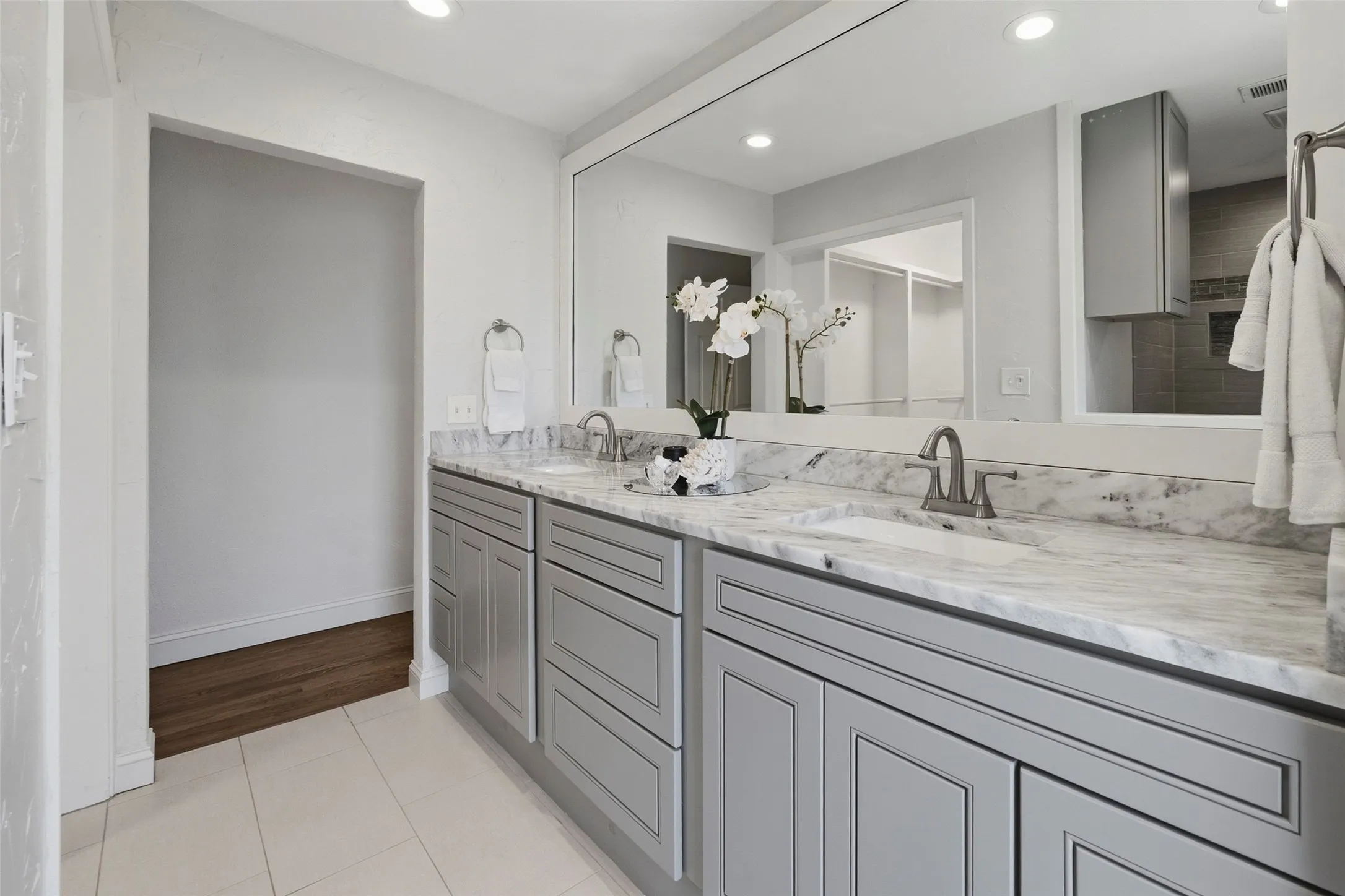 Single Family Residence For Sale in Tarrant County , 4817 Winthrop Avenue E, Fort Worth, Texas 76116, 3 Bedroom, 2 Bathroom, 2 Garage spaces, 1,716 Sqft, built in 1950, mls#21305798, Real Estate Agent in Fort Worth, Homes For Sale in Tarrant county, Homes For Sale in Fort Worth, Realtor in Fort Worth Texas, Real Estate Brokerage Independent Realty Texas, Luminita Cordes Realtor