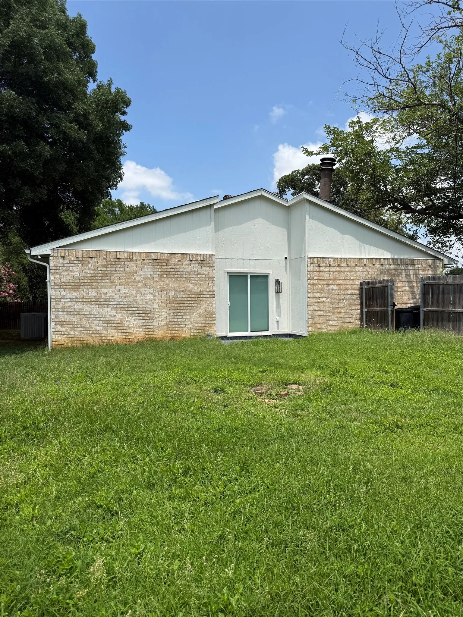 Single Family Residence For Sale in Tarrant County , 2611 Buck Trail, Euless, Texas 76039, 3 Bedroom, 2 Bathroom, 2 Garage spaces, 1,197 Sqft, built in 1982, mls#21308254, Real Estate Agent in Euless, Homes For Sale in Tarrant county, Homes For Sale in Euless, Realtor in Euless Texas, Real Estate Brokerage Independent Realty Texas, Luminita Cordes Realtor