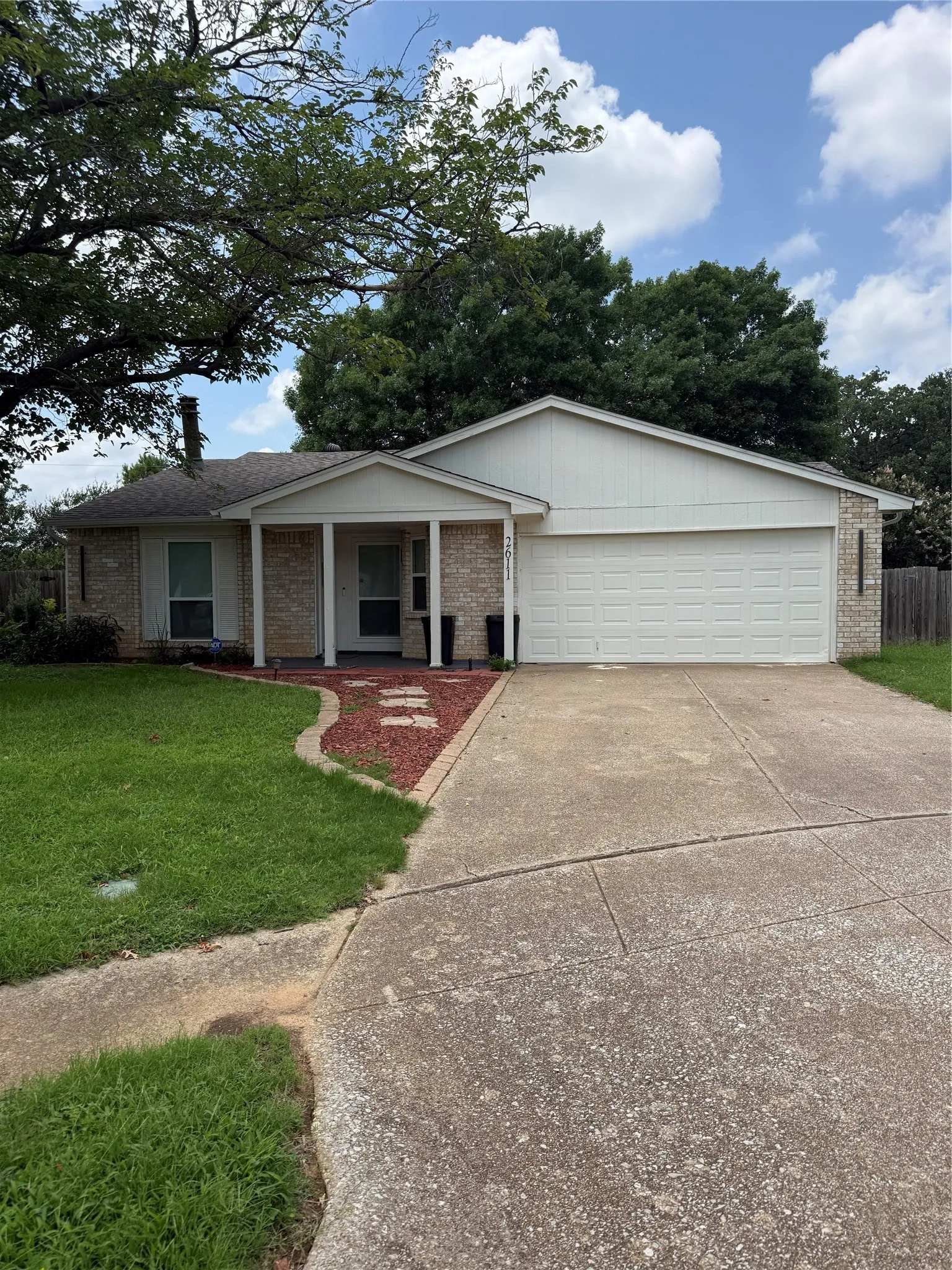 Single Family Residence For Sale in Tarrant County , 2611 Buck Trail, Euless, Texas 76039, 3 Bedroom, 2 Bathroom, 2 Garage spaces, 1,197 Sqft, built in 1982, mls#21308254, Real Estate Agent in Euless, Homes For Sale in Tarrant county, Homes For Sale in Euless, Realtor in Euless Texas, Real Estate Brokerage Independent Realty Texas, Luminita Cordes Realtor