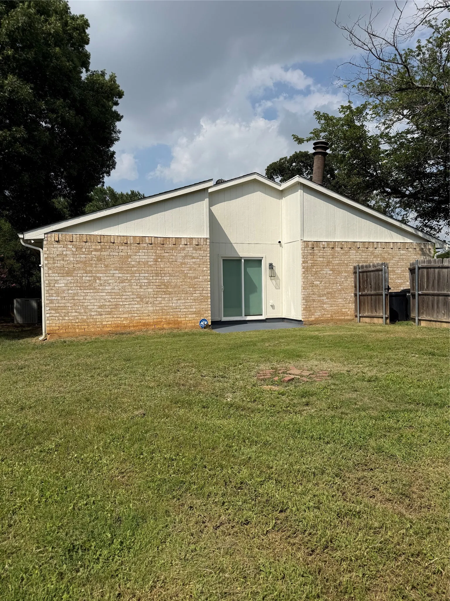 Single Family Residence For Sale in Tarrant County , 2611 Buck Trail, Euless, Texas 76039, 3 Bedroom, 2 Bathroom, 2 Garage spaces, 1,197 Sqft, built in 1982, mls#21308254, Real Estate Agent in Euless, Homes For Sale in Tarrant county, Homes For Sale in Euless, Realtor in Euless Texas, Real Estate Brokerage Independent Realty Texas, Luminita Cordes Realtor
