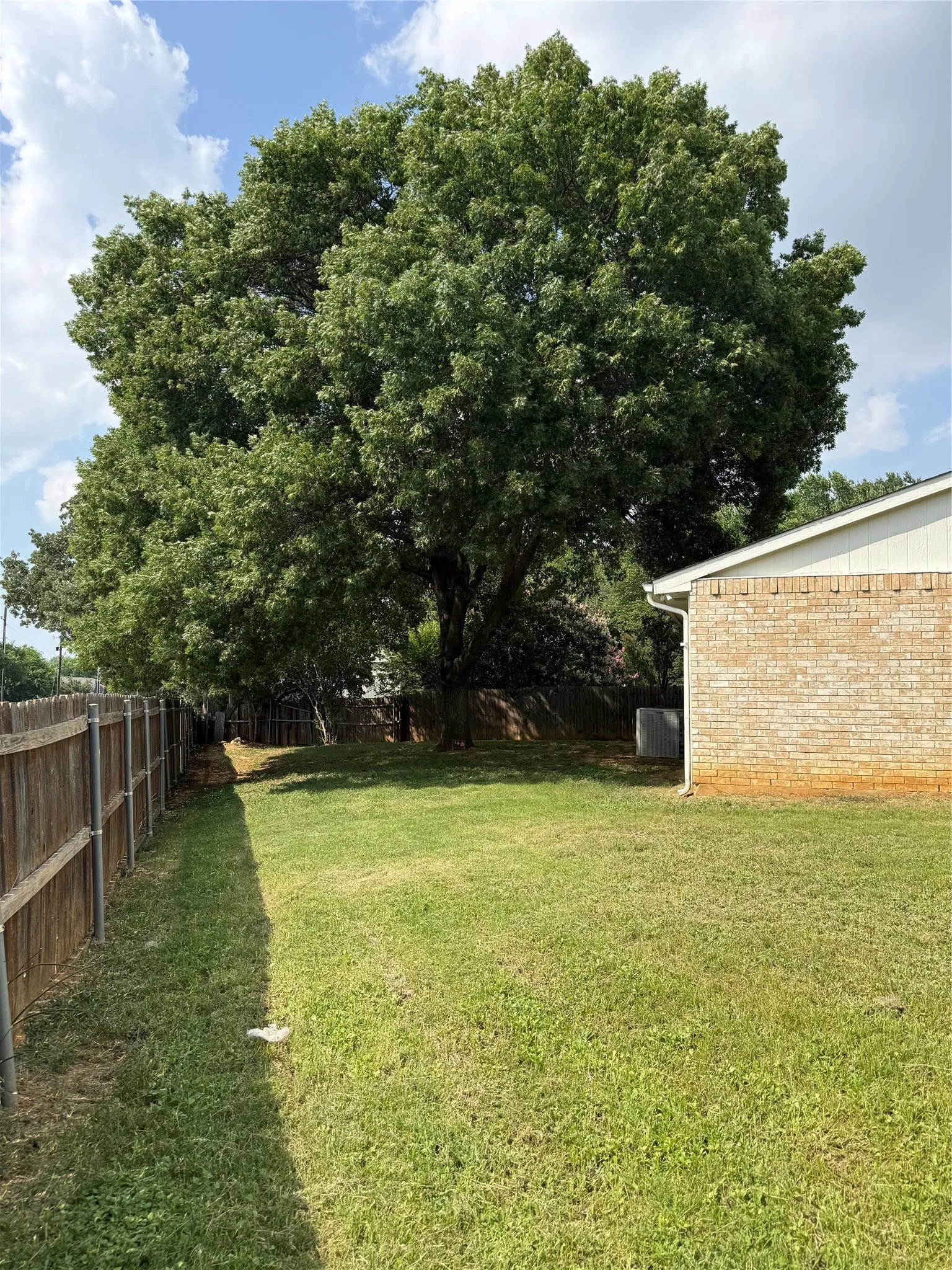 Single Family Residence For Sale in Tarrant County , 2611 Buck Trail, Euless, Texas 76039, 3 Bedroom, 2 Bathroom, 2 Garage spaces, 1,197 Sqft, built in 1982, mls#21308254, Real Estate Agent in Euless, Homes For Sale in Tarrant county, Homes For Sale in Euless, Realtor in Euless Texas, Real Estate Brokerage Independent Realty Texas, Luminita Cordes Realtor