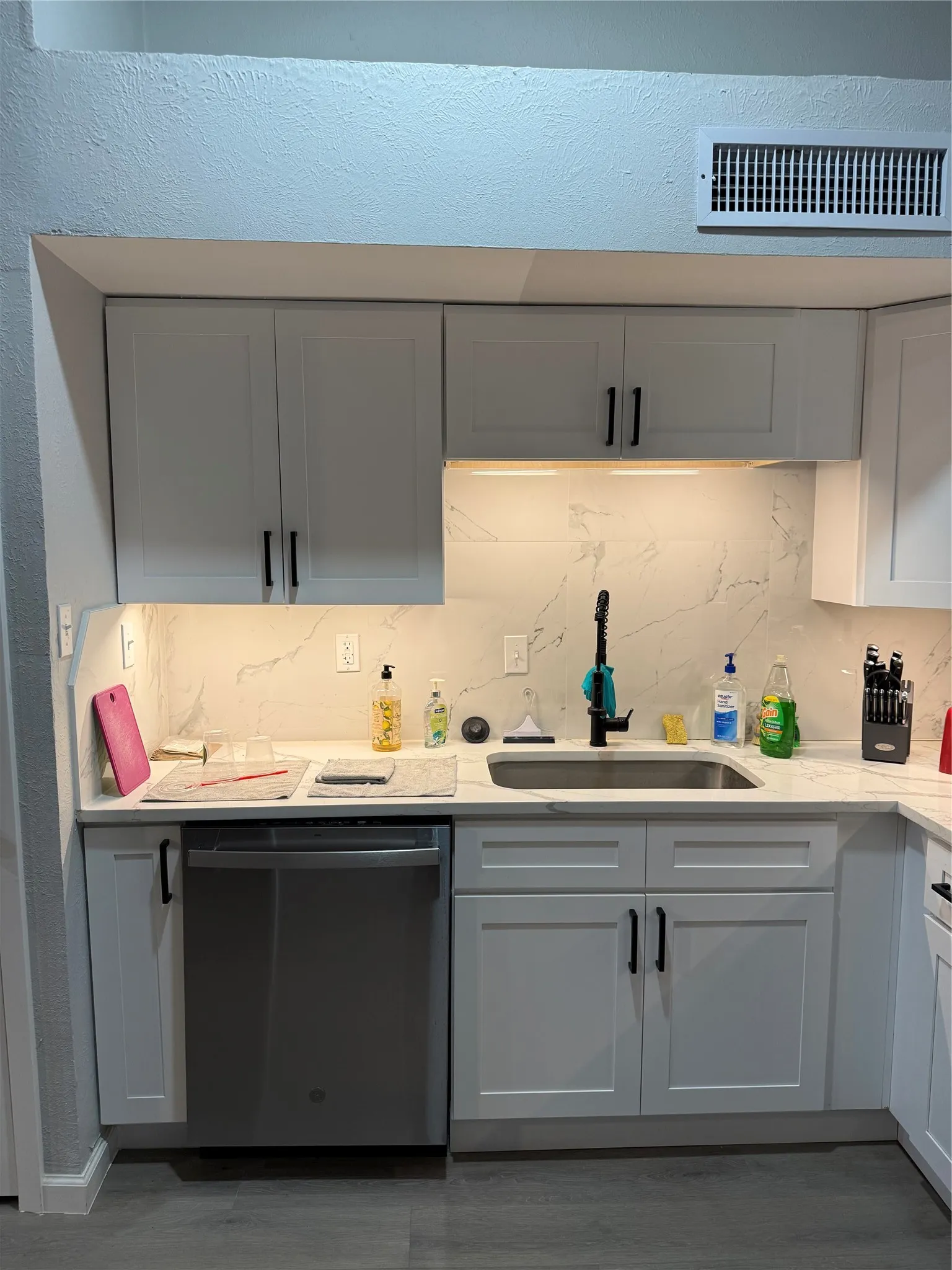 Single Family Residence For Sale in Tarrant County , 2611 Buck Trail, Euless, Texas 76039, 3 Bedroom, 2 Bathroom, 2 Garage spaces, 1,197 Sqft, built in 1982, mls#21308254, Real Estate Agent in Euless, Homes For Sale in Tarrant county, Homes For Sale in Euless, Realtor in Euless Texas, Real Estate Brokerage Independent Realty Texas, Luminita Cordes Realtor