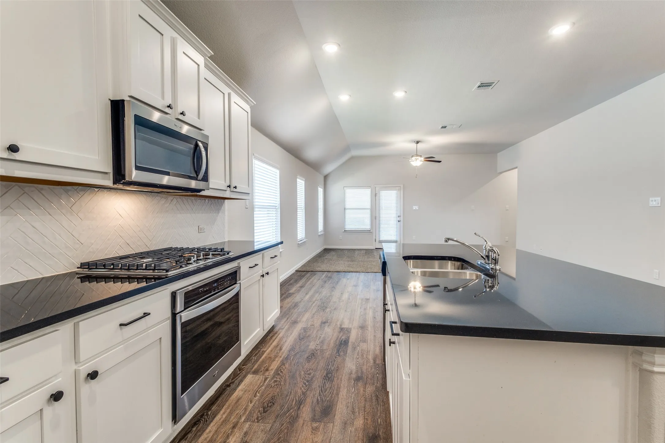 Single Family Residence For Sale in Denton County , 1024 Embers Lane, Denton, Texas 76201, 4 Bedroom, 3 Bathroom, 2 Garage spaces, 2,233 Sqft, built in 2021, mls#21303265, Real Estate Agent in Denton, Homes For Sale in Denton county, Homes For Sale in Denton, Realtor in Denton Texas, Real Estate Brokerage Independent Realty Texas, Luminita Cordes Realtor