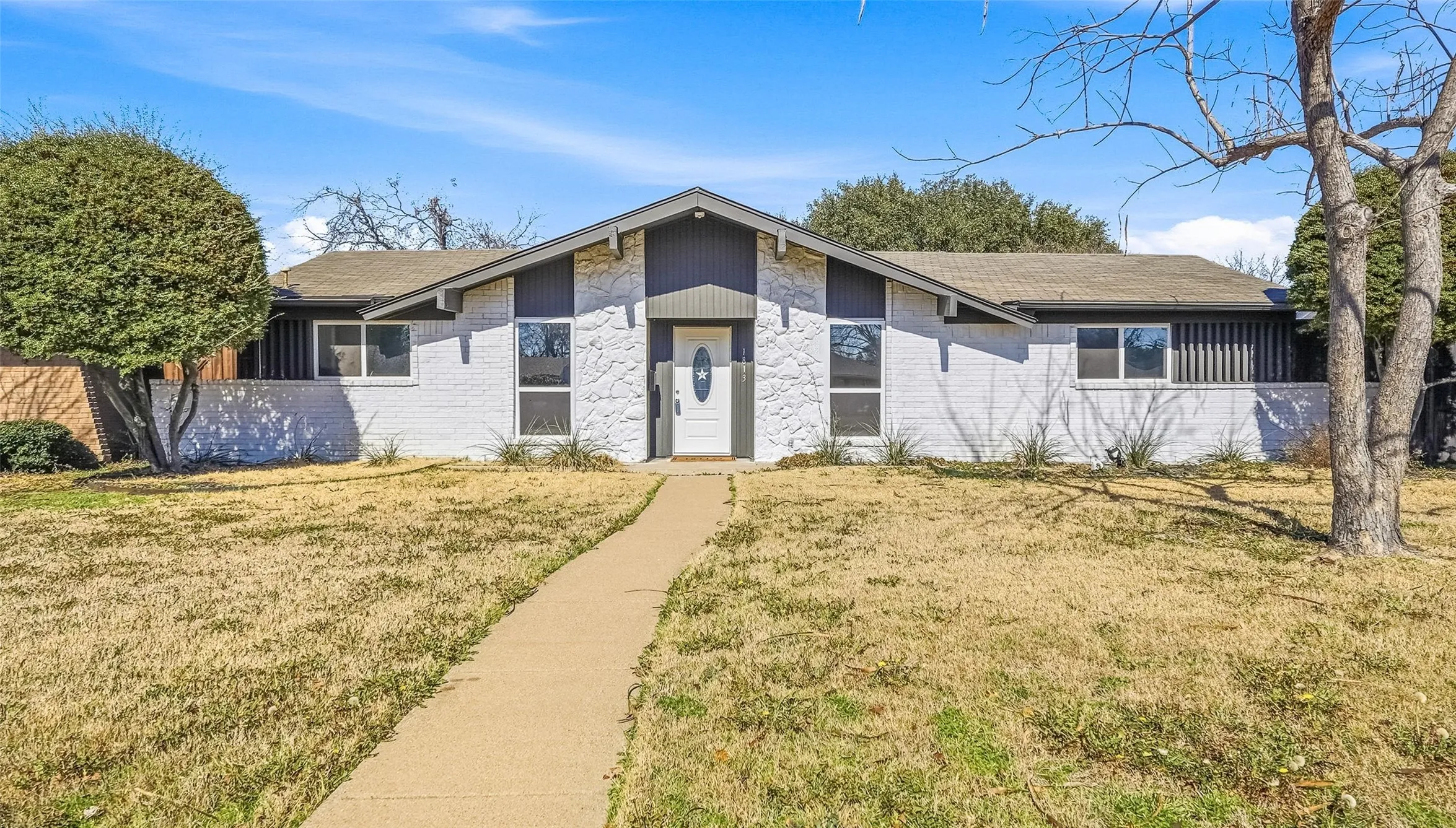 Single Family Residence For Sale in Dallas County , 1813 Crockett Street, Garland, Texas 75042, 4 Bedroom, 2 Bathroom, 2 Garage spaces, 2,080 Sqft, built in 1972, Price $362,000, mls#21306889, Real Estate Agent in Garland, Homes For Sale in Dallas county, Homes For Sale in Garland, Realtor in Garland Texas, Real Estate Brokerage Independent Realty Texas, Luminita Cordes Realtor