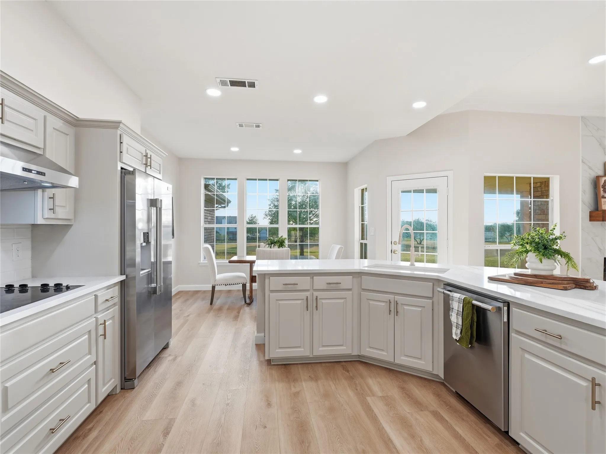 Single Family Residence For Sale in Denton County , 902 W Pioneer Circle, Argyle, Texas 76226, 4 Bedroom, 3 Bathroom, 4 Garage spaces, 2,403 Sqft, built in 1995, mls#21307190, Real Estate Agent in Argyle, Homes For Sale in Denton county, Homes For Sale in Argyle, Realtor in Argyle Texas, Real Estate Brokerage Independent Realty Texas, Luminita Cordes Realtor