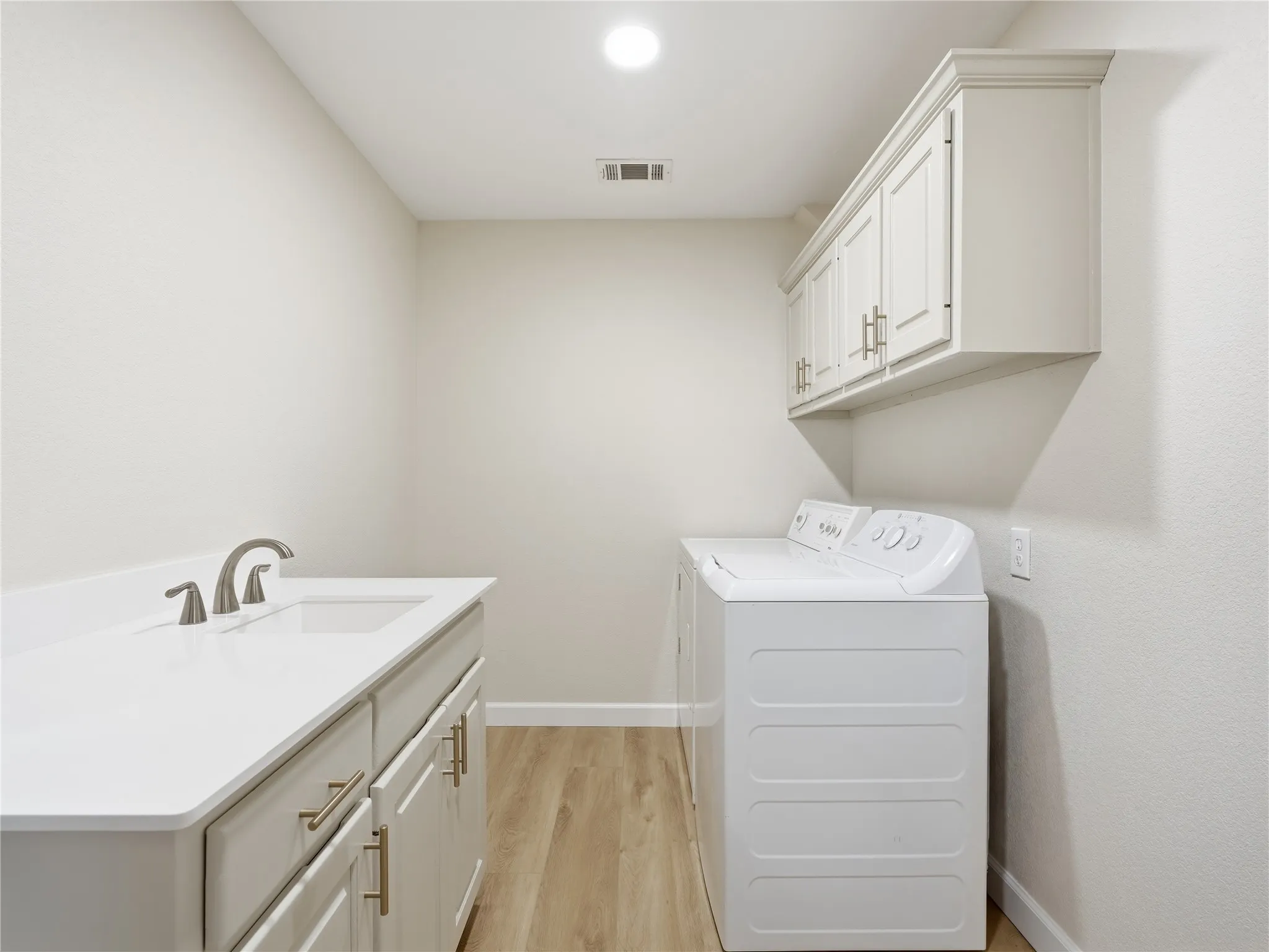 Single Family Residence For Sale in Denton County , 902 W Pioneer Circle, Argyle, Texas 76226, 4 Bedroom, 3 Bathroom, 4 Garage spaces, 2,403 Sqft, built in 1995, mls#21307190, Real Estate Agent in Argyle, Homes For Sale in Denton county, Homes For Sale in Argyle, Realtor in Argyle Texas, Real Estate Brokerage Independent Realty Texas, Luminita Cordes Realtor