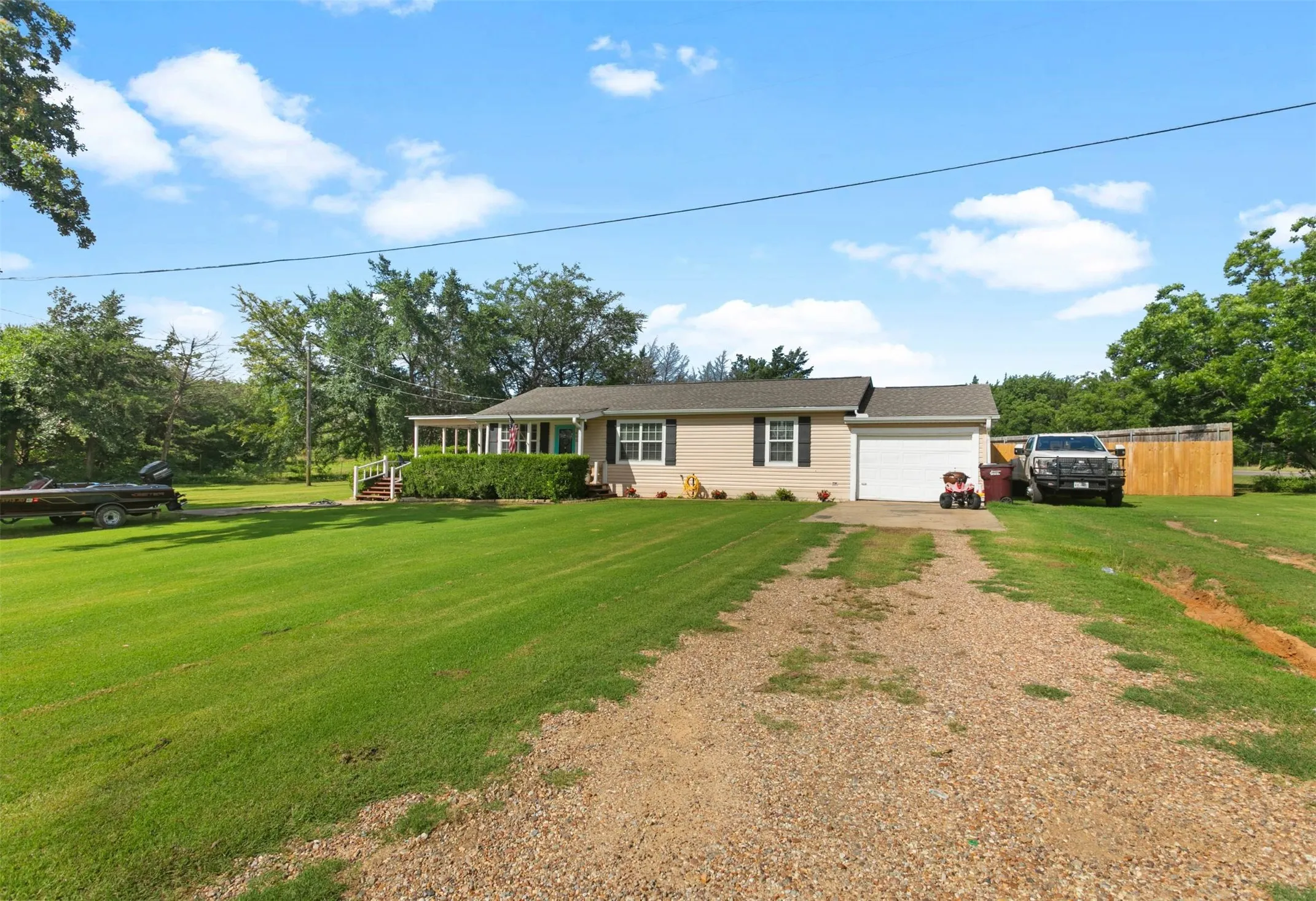 Single Family Residence For Sale in Fannin County , 1400 Nunn Circle, Bonham, Texas 75418, 4 Bedroom, 2 Bathroom, 1 Garage spaces, 1,606 Sqft, built in 1986, mls#21308264, Real Estate Agent in Bonham, Homes For Sale in Fannin county, Homes For Sale in Bonham, Realtor in Bonham Texas, Real Estate Brokerage Independent Realty Texas, Luminita Cordes Realtor