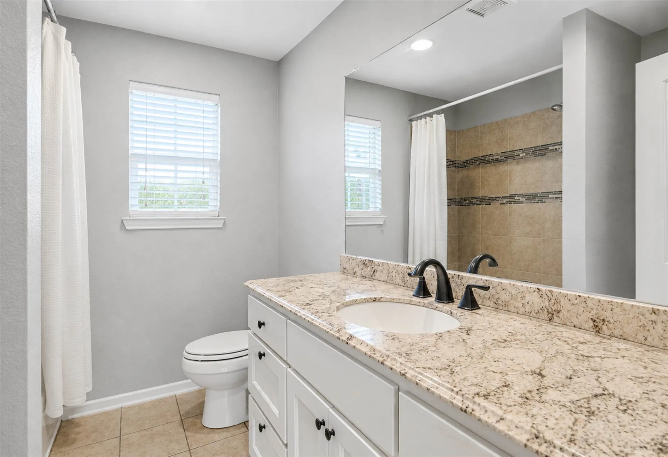 Single Family Residence For Sale in Fannin County , 1400 Nunn Circle, Bonham, Texas 75418, 4 Bedroom, 2 Bathroom, 1 Garage spaces, 1,606 Sqft, built in 1986, mls#21308264, Real Estate Agent in Bonham, Homes For Sale in Fannin county, Homes For Sale in Bonham, Realtor in Bonham Texas, Real Estate Brokerage Independent Realty Texas, Luminita Cordes Realtor