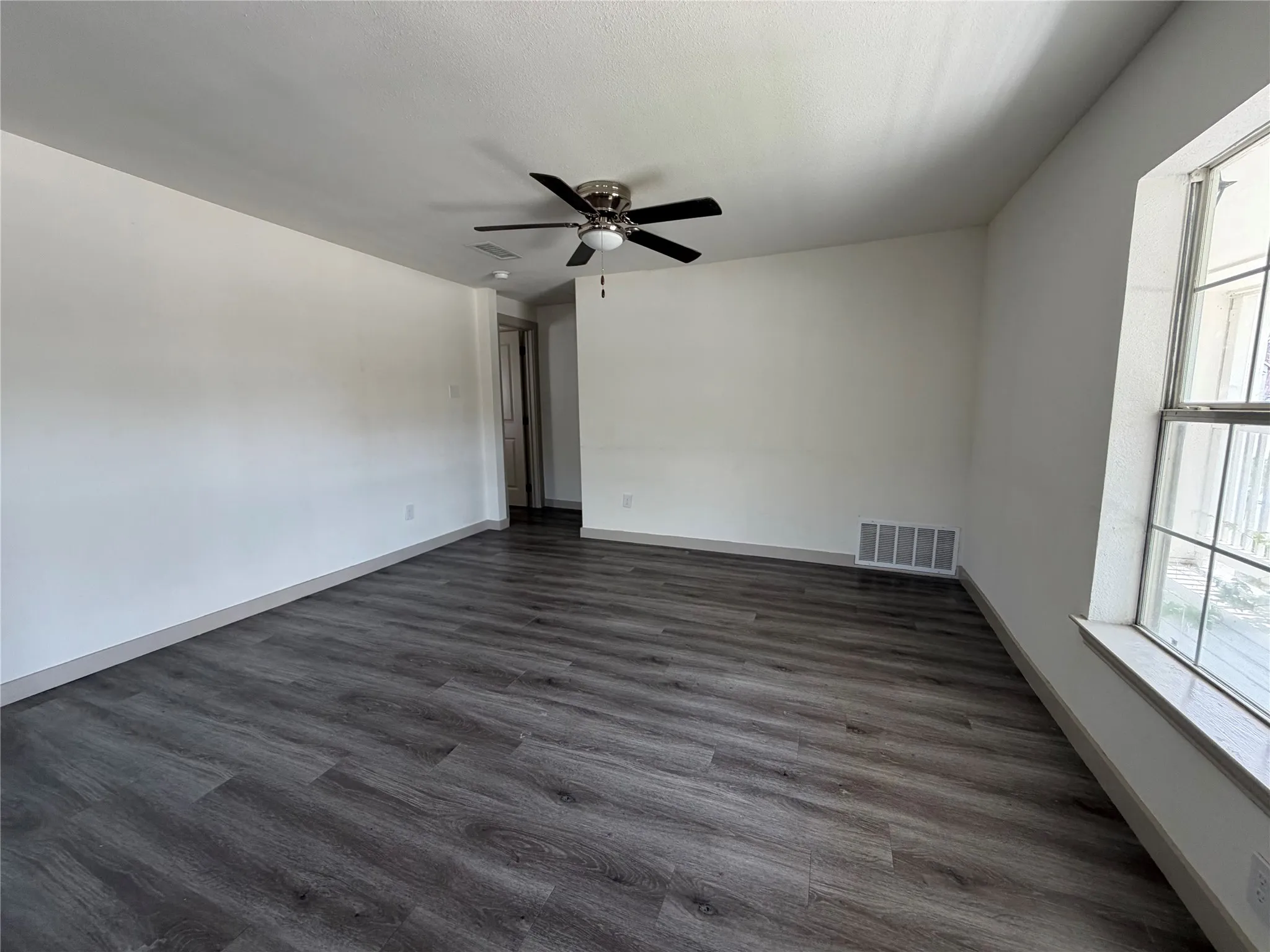 Single Family Residence For Rent in Denton County , 605 N Pine Street, Roanoke, Texas 76262, 3 Bedroom, 2 Bathroom, Garage spaces, 1,402 Sqft, built in 1966, mls#21307573, Real Estate Agent in Roanoke, Homes For Rent in Denton county, Homes For Rent in Roanoke, Realtor in Roanoke Texas, Real Estate Brokerage Independent Realty Texas, Luminita Cordes Realtor