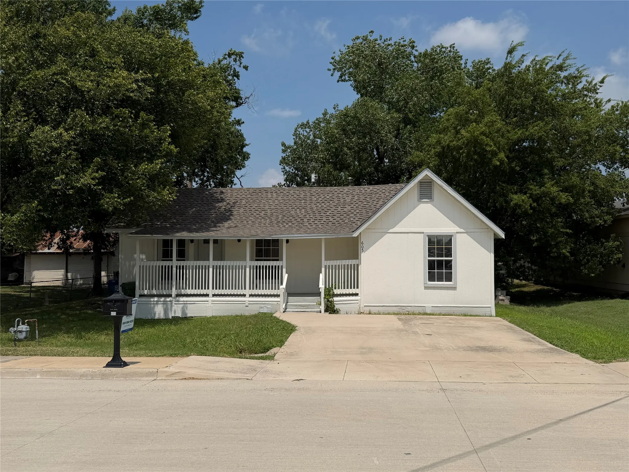 Single Family Residence For Rent in Denton County , 605 N Pine Street, Roanoke, Texas 76262, 3 Bedroom, 2 Bathroom, Garage spaces, 1,402 Sqft, built in 1966, mls#21307573, Real Estate Agent in Roanoke, Homes For Rent in Denton county, Homes For Rent in Roanoke, Realtor in Roanoke Texas, Real Estate Brokerage Independent Realty Texas, Luminita Cordes Realtor