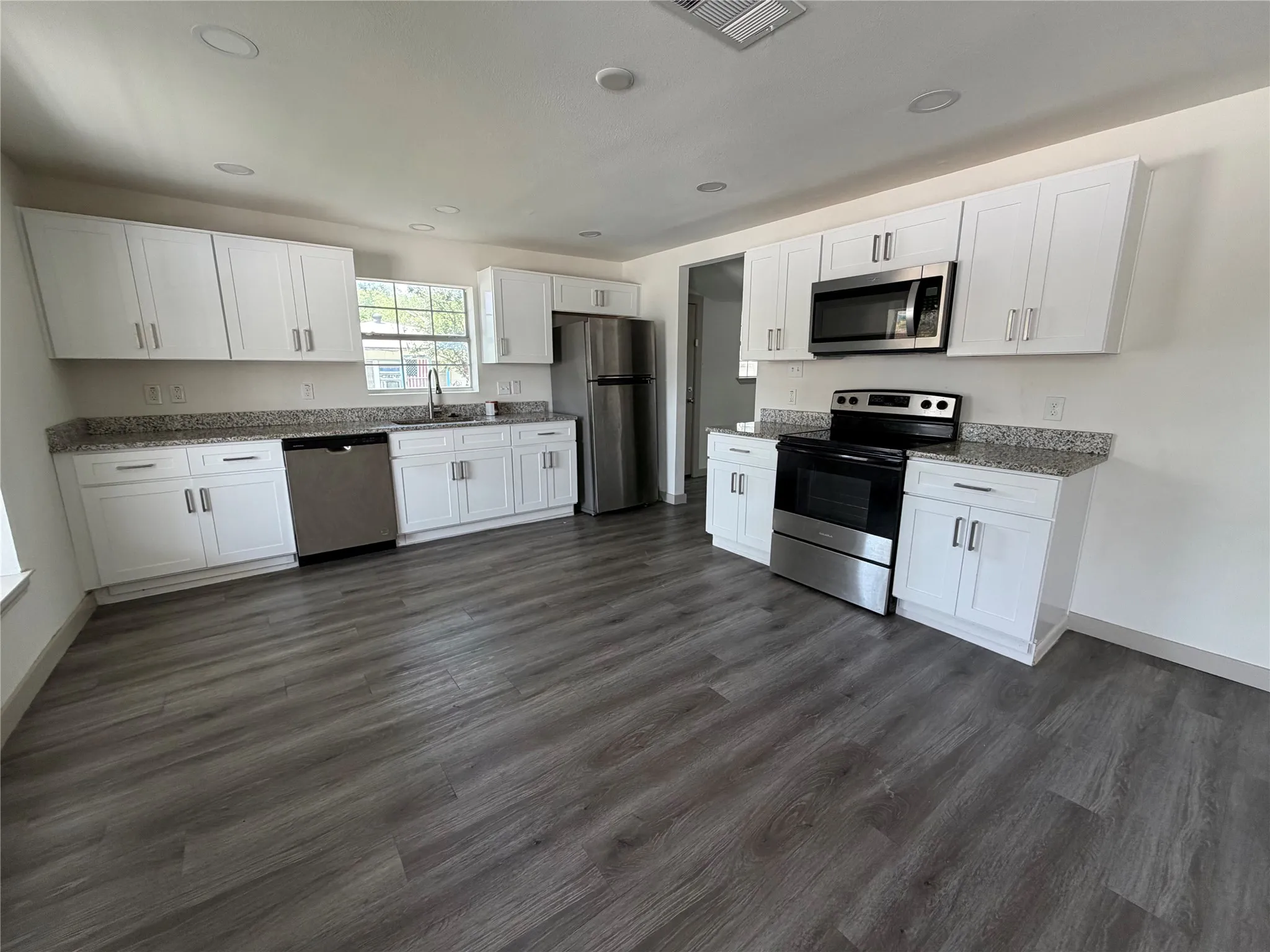 Single Family Residence For Rent in Denton County , 605 N Pine Street, Roanoke, Texas 76262, 3 Bedroom, 2 Bathroom, Garage spaces, 1,402 Sqft, built in 1966, mls#21307573, Real Estate Agent in Roanoke, Homes For Rent in Denton county, Homes For Rent in Roanoke, Realtor in Roanoke Texas, Real Estate Brokerage Independent Realty Texas, Luminita Cordes Realtor