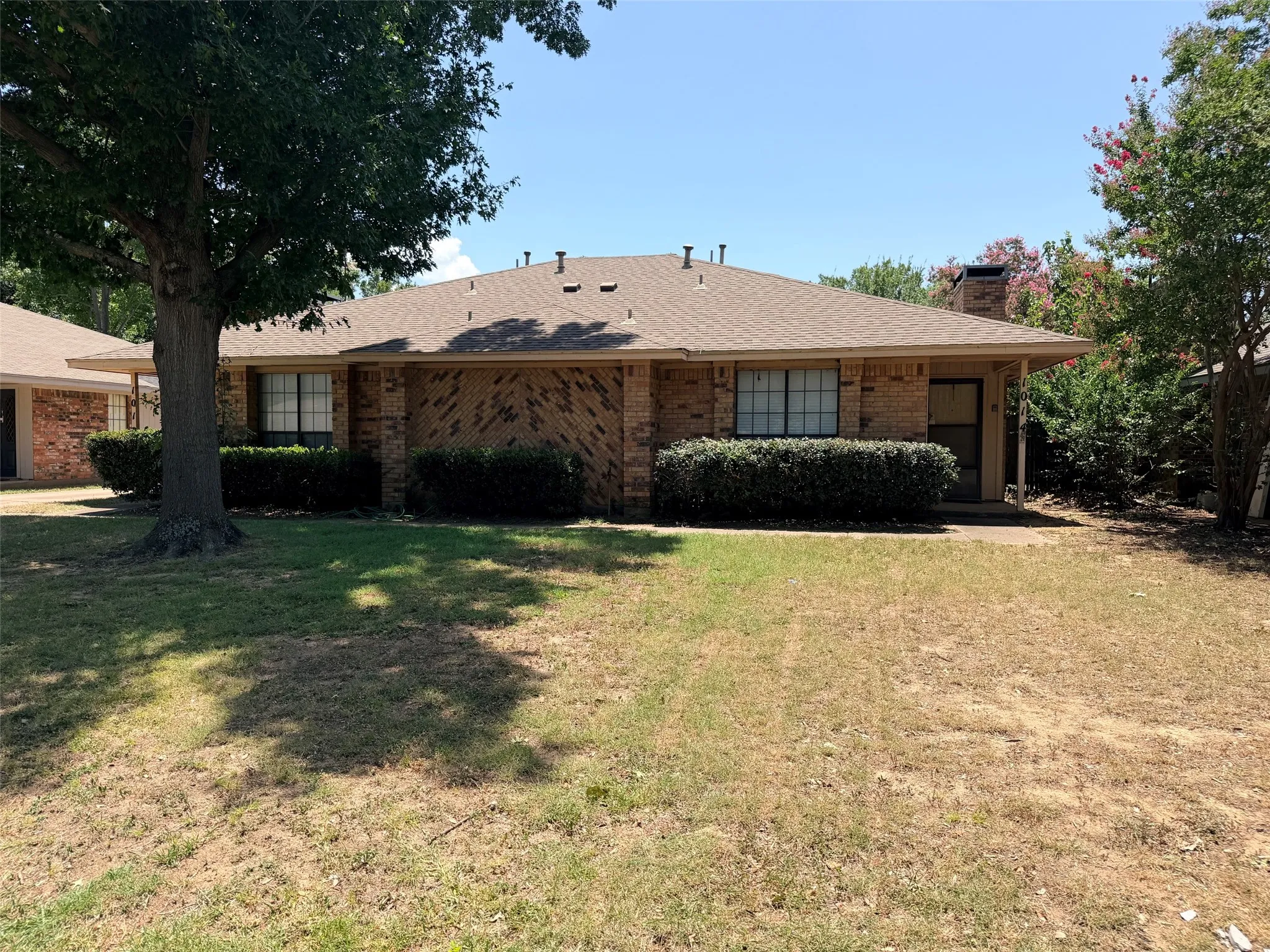 Duplex For Rent in Dallas County , 1014 Bluebird Drive, Irving, Texas 75061, 2 Bedroom, 2 Bathroom, Garage spaces, 939 Sqft, built in 1979, mls#21308318, Real Estate Agent in Irving, Homes For Rent in Dallas county, Homes For Rent in Irving, Realtor in Irving Texas, Real Estate Brokerage Independent Realty Texas, Luminita Cordes Realtor