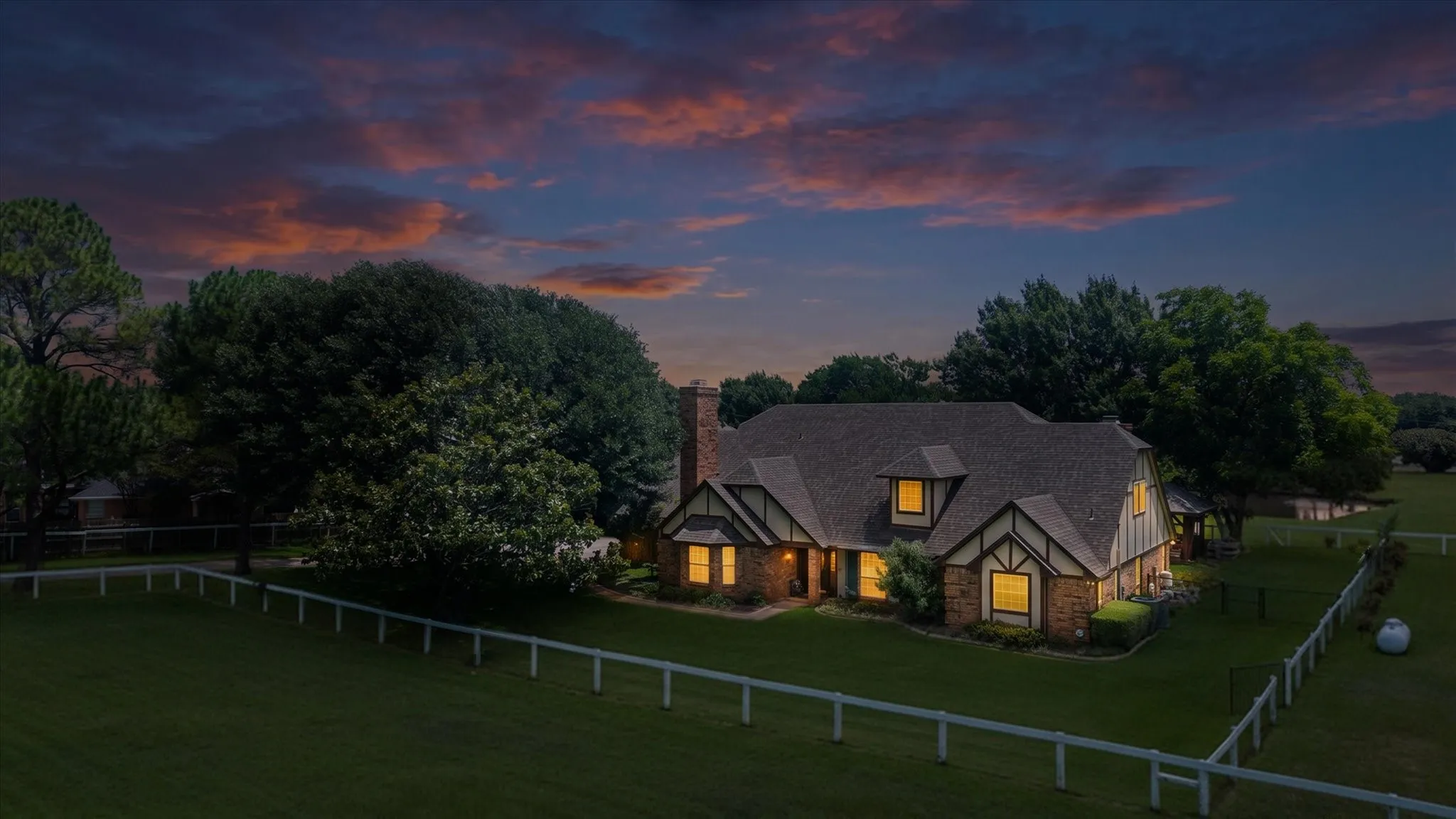 Single Family Residence For Sale in Tarrant County , 8111 Russell Curry Road, Arlington, Texas 76001, 4 Bedroom, 5 Bathroom, 2 Garage spaces, 3,762 Sqft, built in 1984, mls#21296019, Real Estate Agent in Arlington, Homes For Sale in Tarrant county, Homes For Sale in Arlington, Realtor in Arlington Texas, Real Estate Brokerage Independent Realty Texas, Luminita Cordes Realtor