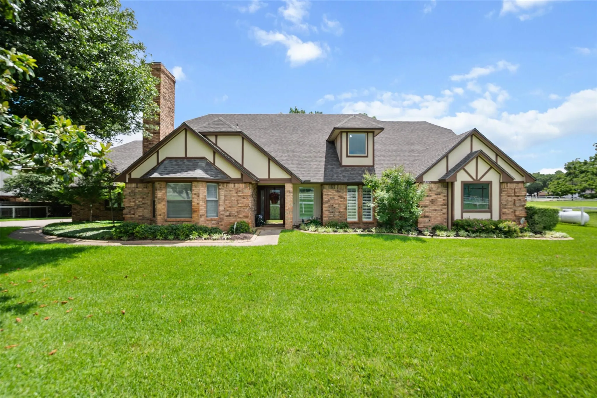 Single Family Residence For Sale in Tarrant County , 8111 Russell Curry Road, Arlington, Texas 76001, 4 Bedroom, 5 Bathroom, 2 Garage spaces, 3,762 Sqft, built in 1984, mls#21296019, Real Estate Agent in Arlington, Homes For Sale in Tarrant county, Homes For Sale in Arlington, Realtor in Arlington Texas, Real Estate Brokerage Independent Realty Texas, Luminita Cordes Realtor