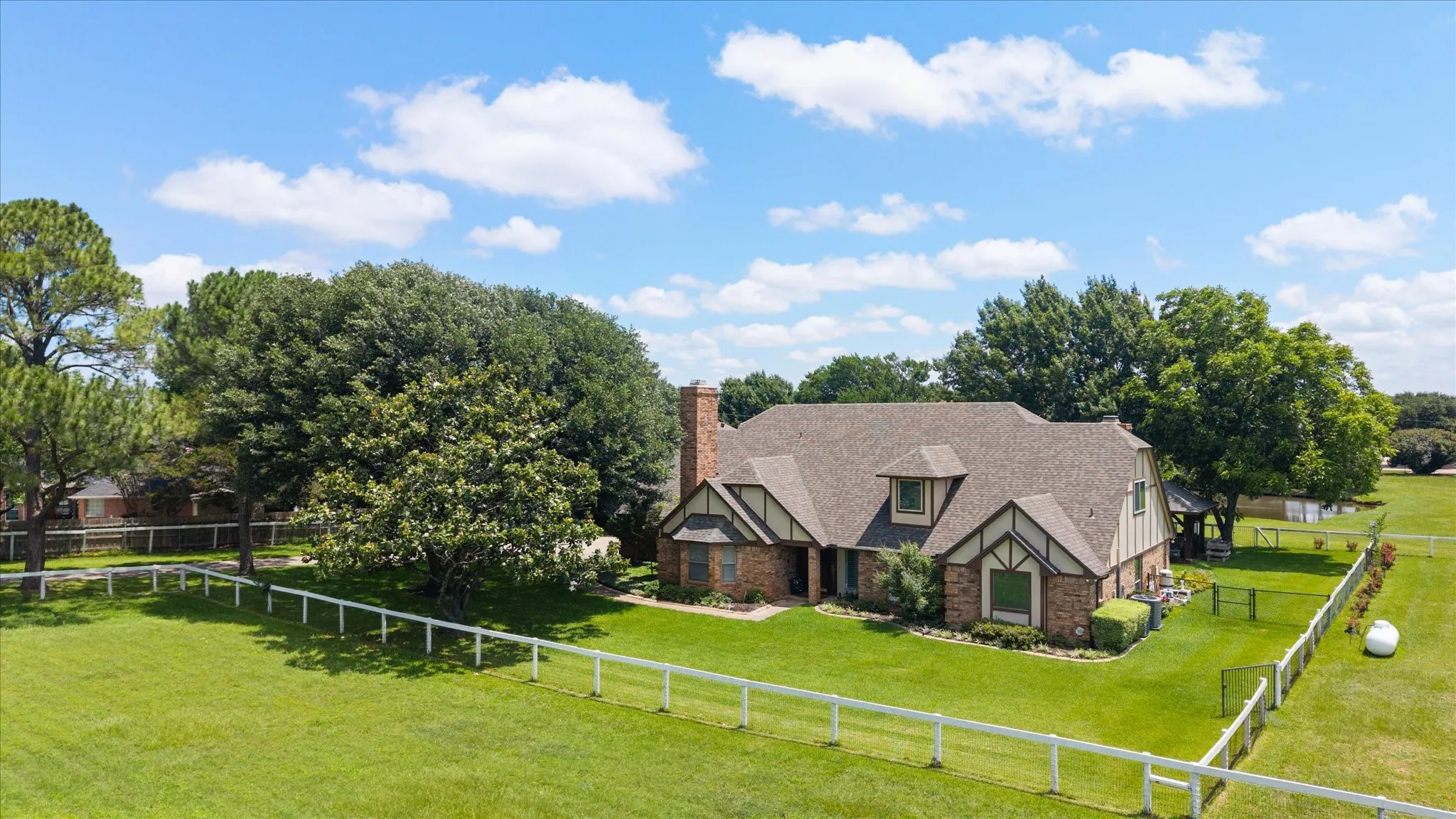 Single Family Residence For Sale in Tarrant County , 8111 Russell Curry Road, Arlington, Texas 76001, 4 Bedroom, 5 Bathroom, 2 Garage spaces, 3,762 Sqft, built in 1984, mls#21296019, Real Estate Agent in Arlington, Homes For Sale in Tarrant county, Homes For Sale in Arlington, Realtor in Arlington Texas, Real Estate Brokerage Independent Realty Texas, Luminita Cordes Realtor