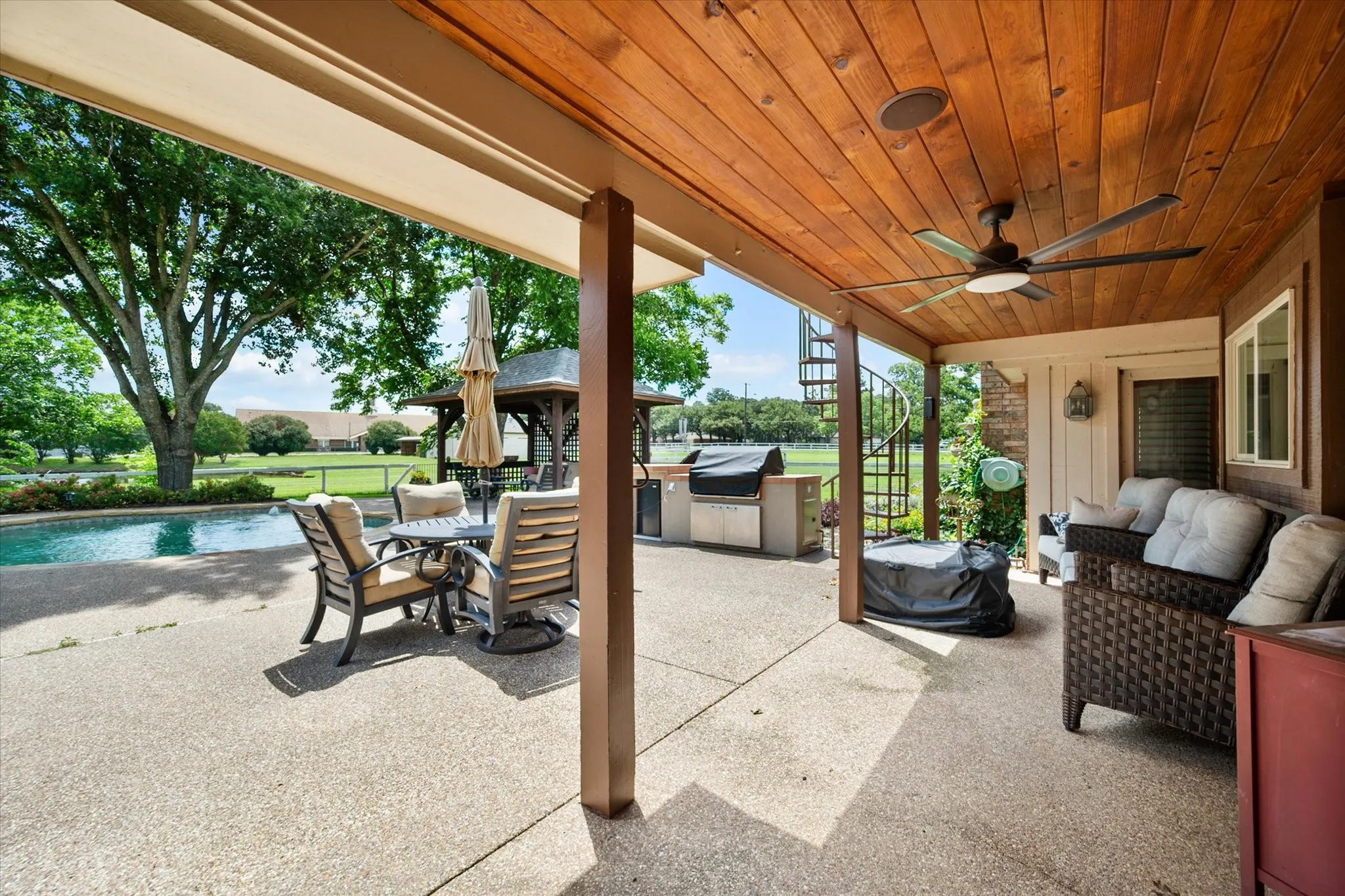 Single Family Residence For Sale in Tarrant County , 8111 Russell Curry Road, Arlington, Texas 76001, 4 Bedroom, 5 Bathroom, 2 Garage spaces, 3,762 Sqft, built in 1984, mls#21296019, Real Estate Agent in Arlington, Homes For Sale in Tarrant county, Homes For Sale in Arlington, Realtor in Arlington Texas, Real Estate Brokerage Independent Realty Texas, Luminita Cordes Realtor
