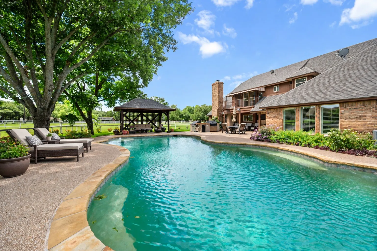 Single Family Residence For Sale in Tarrant County , 8111 Russell Curry Road, Arlington, Texas 76001, 4 Bedroom, 5 Bathroom, 2 Garage spaces, 3,762 Sqft, built in 1984, mls#21296019, Real Estate Agent in Arlington, Homes For Sale in Tarrant county, Homes For Sale in Arlington, Realtor in Arlington Texas, Real Estate Brokerage Independent Realty Texas, Luminita Cordes Realtor