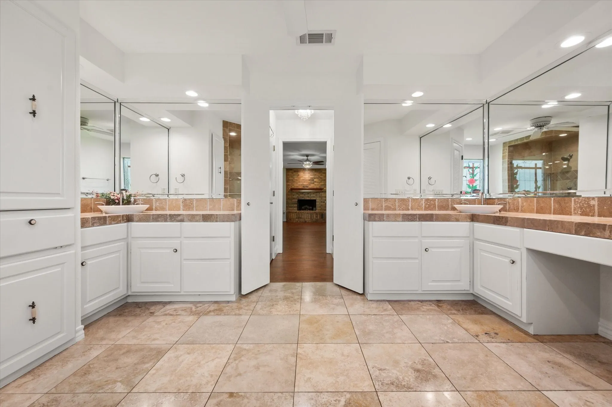 Single Family Residence For Sale in Tarrant County , 8111 Russell Curry Road, Arlington, Texas 76001, 4 Bedroom, 5 Bathroom, 2 Garage spaces, 3,762 Sqft, built in 1984, mls#21296019, Real Estate Agent in Arlington, Homes For Sale in Tarrant county, Homes For Sale in Arlington, Realtor in Arlington Texas, Real Estate Brokerage Independent Realty Texas, Luminita Cordes Realtor