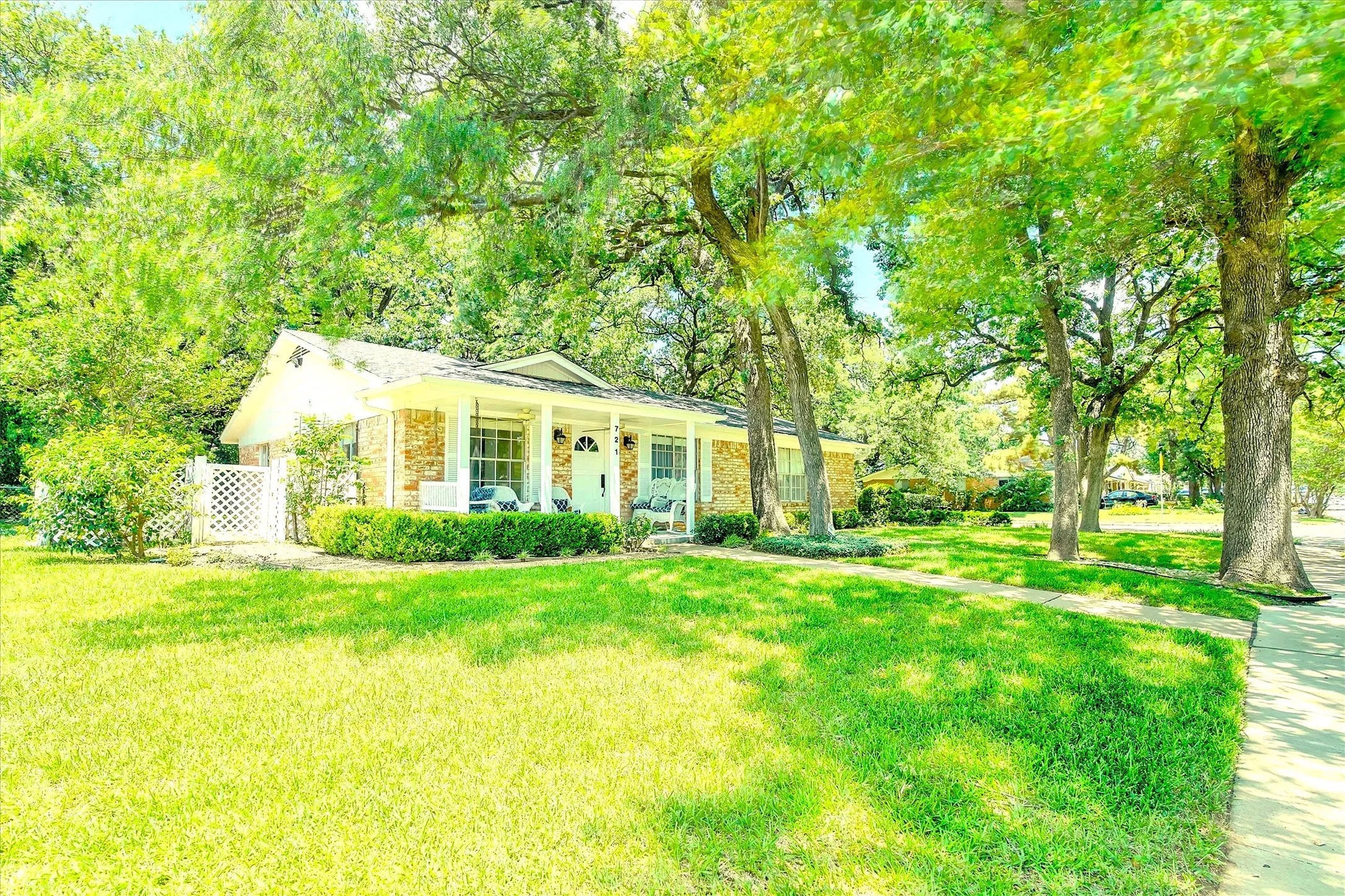 Single Family Residence For Sale in Dallas County , 721 Fouts Drive, Irving, Texas 75061, 4 Bedroom, 3 Bathroom, Garage spaces, 1,904 Sqft, built in 1964, mls#21308121, Real Estate Agent in Irving, Homes For Sale in Dallas county, Homes For Sale in Irving, Realtor in Irving Texas, Real Estate Brokerage Independent Realty Texas, Luminita Cordes Realtor