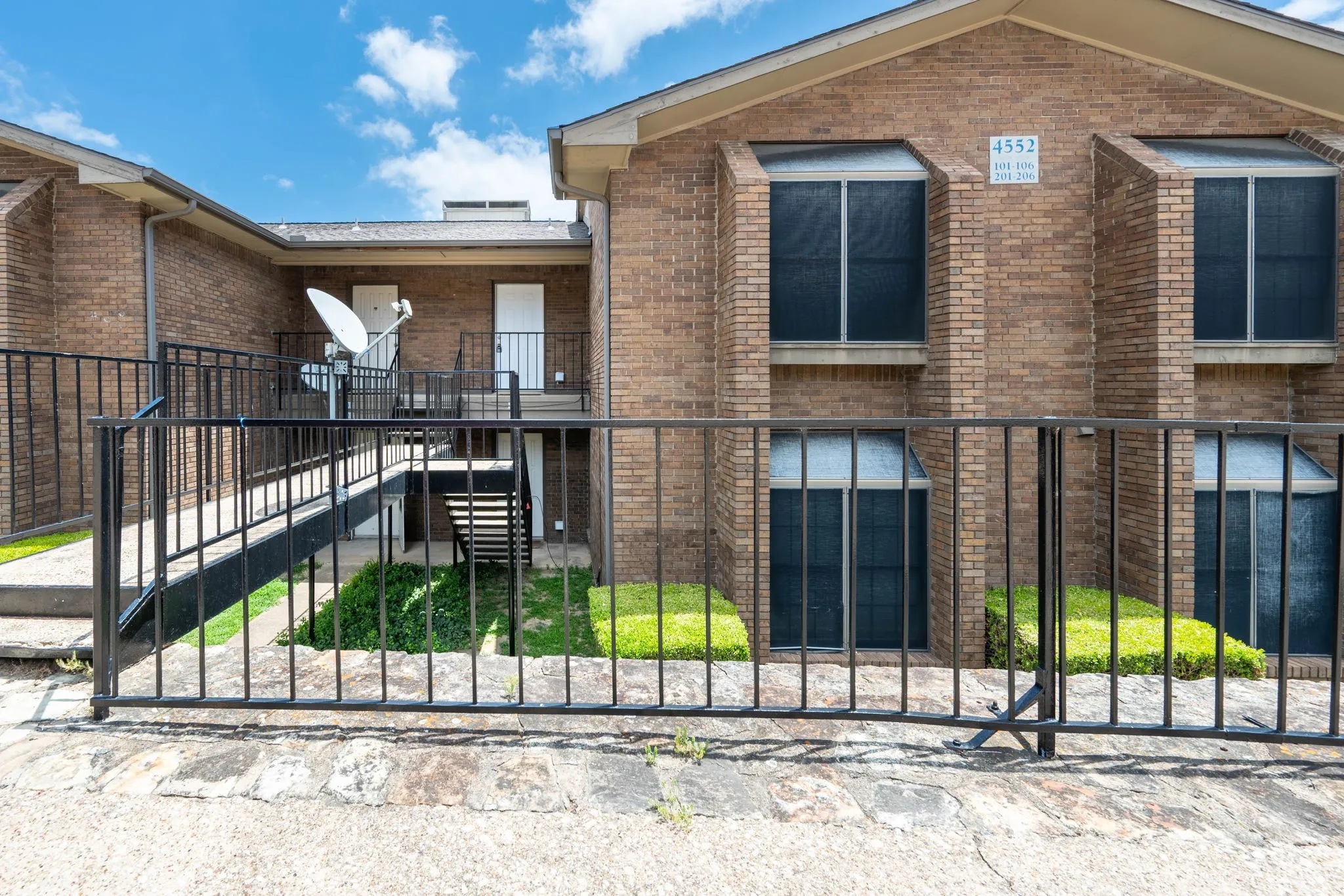Condominium For Rent in Dallas County , 4552 Chaha Road 202, Garland, Texas 75043, 2 Bedroom, 2 Bathroom, Garage spaces, 943 Sqft, built in 1981, mls#21306252, Real Estate Agent in Garland, Homes For Rent in Dallas county, Homes For Rent in Garland, Realtor in Garland Texas, Real Estate Brokerage Independent Realty Texas, Luminita Cordes Realtor