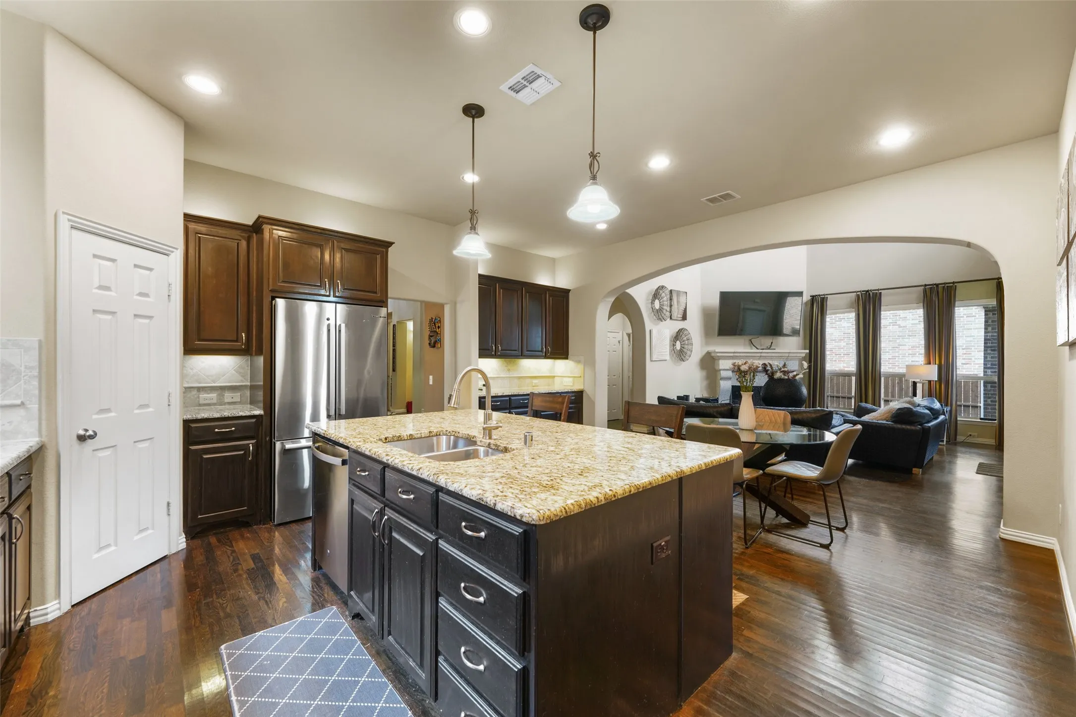 Single Family Residence For Sale in Collin County , 10082 Drawbridge Drive, Frisco, Texas 75035, 4 Bedroom, 4 Bathroom, 2 Garage spaces, 3,501 Sqft, built in 2010, mls#21308342, Real Estate Agent in Frisco, Homes For Sale in Collin county, Homes For Sale in Frisco, Realtor in Frisco Texas, Real Estate Brokerage Independent Realty Texas, Luminita Cordes Realtor