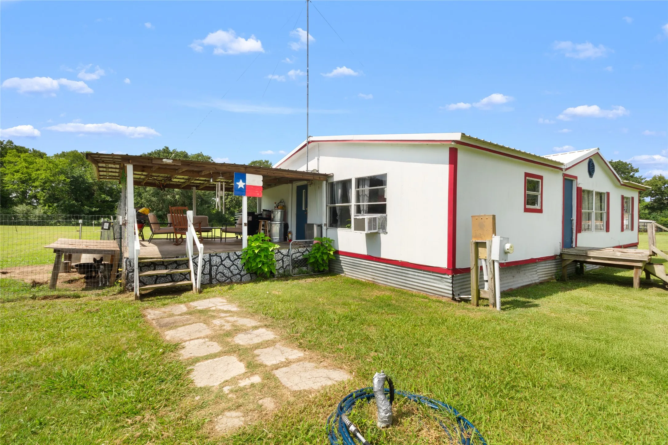 Manufactured Home For Sale in Navarro County , 1501 2nd Street, Kerens, Texas 75144, 3 Bedroom, 2 Bathroom, Garage spaces, 1,120 Sqft, built in 1999, mls#21308364, Real Estate Agent in Kerens, Homes For Sale in Navarro county, Homes For Sale in Kerens, Realtor in Kerens Texas, Real Estate Brokerage Independent Realty Texas, Luminita Cordes Realtor