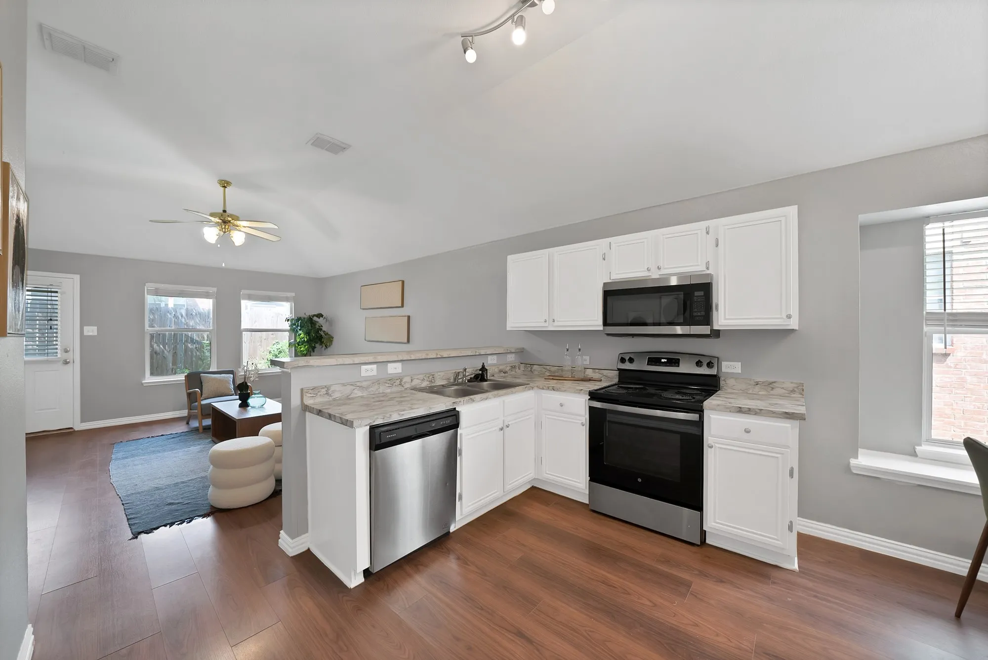 Single Family Residence For Sale in Tarrant County , 11765 Bobcat Drive, Fort Worth, Texas 76244, 3 Bedroom, 2 Bathroom, 2 Garage spaces, 1,408 Sqft, built in 2004, mls#21301777, Real Estate Agent in Fort Worth, Homes For Sale in Tarrant county, Homes For Sale in Fort Worth, Realtor in Fort Worth Texas, Real Estate Brokerage Independent Realty Texas, Luminita Cordes Realtor