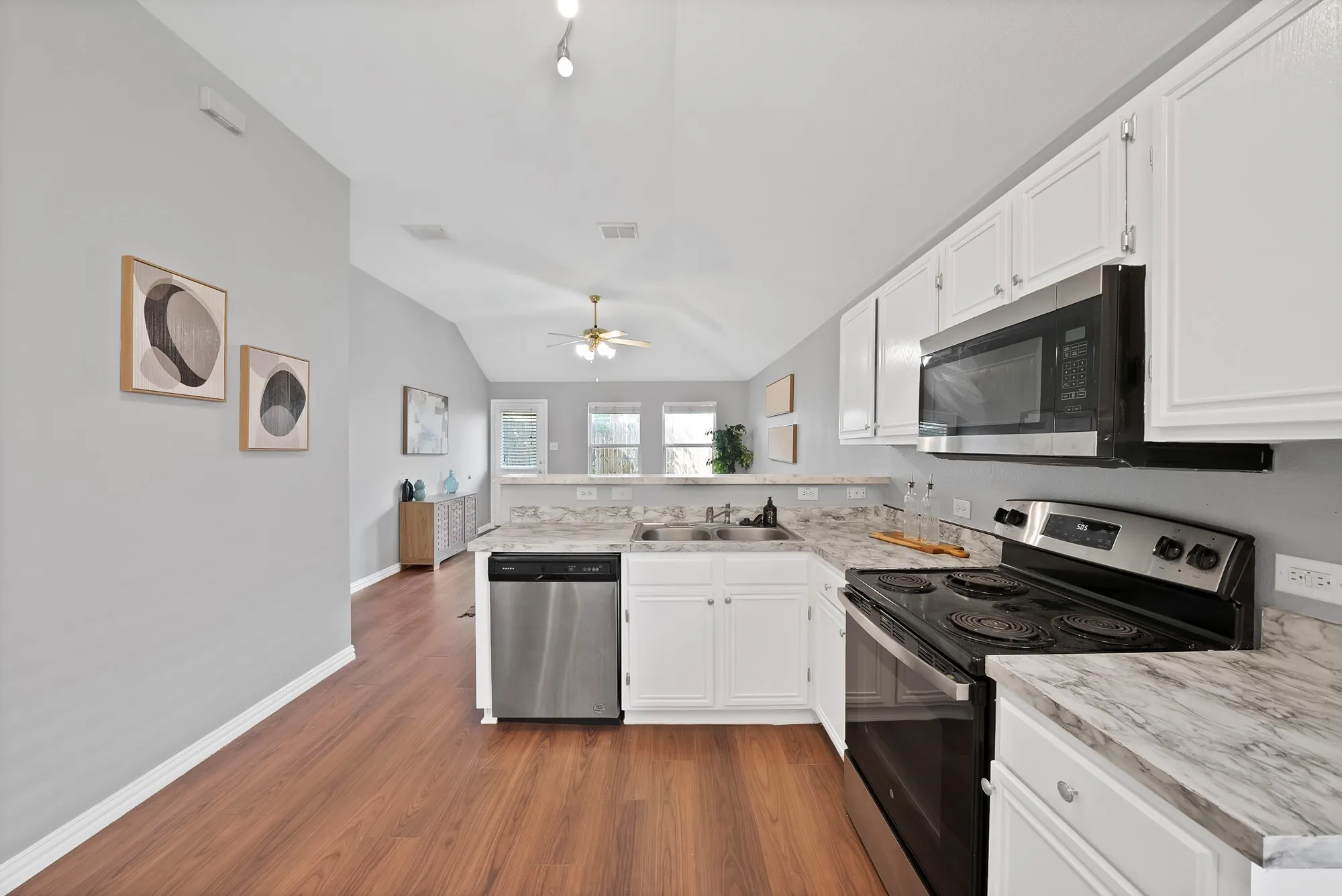 Single Family Residence For Sale in Tarrant County , 11765 Bobcat Drive, Fort Worth, Texas 76244, 3 Bedroom, 2 Bathroom, 2 Garage spaces, 1,408 Sqft, built in 2004, mls#21301777, Real Estate Agent in Fort Worth, Homes For Sale in Tarrant county, Homes For Sale in Fort Worth, Realtor in Fort Worth Texas, Real Estate Brokerage Independent Realty Texas, Luminita Cordes Realtor