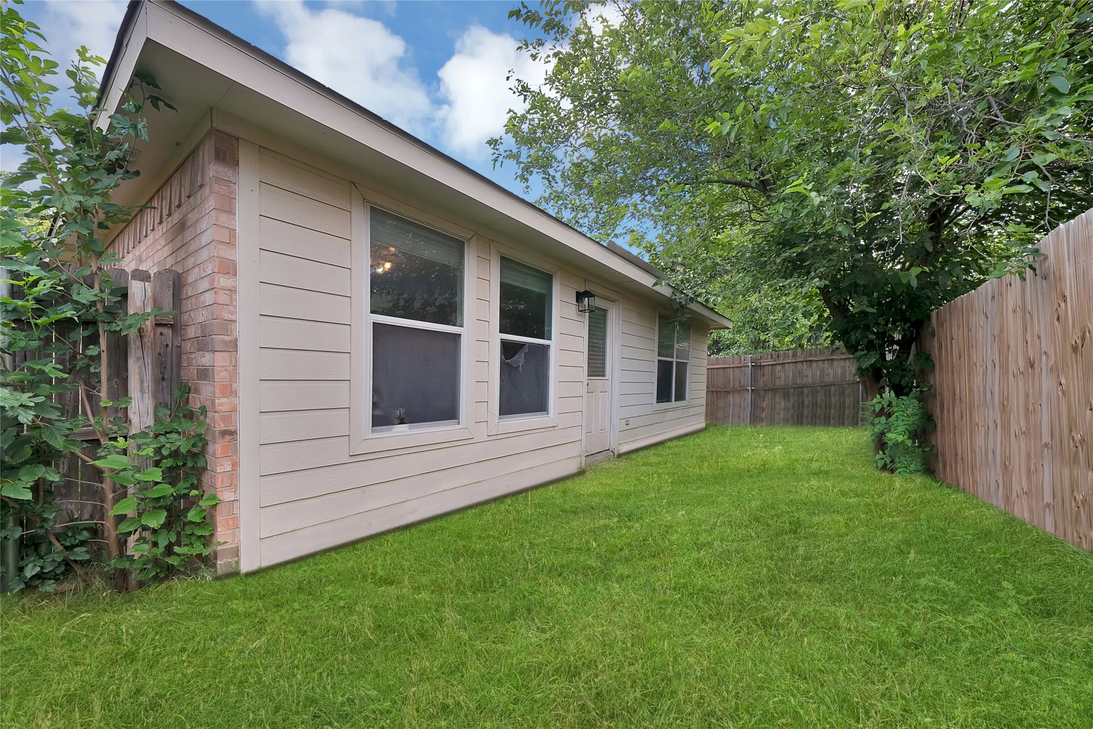 Single Family Residence For Sale in Tarrant County , 11765 Bobcat Drive, Fort Worth, Texas 76244, 3 Bedroom, 2 Bathroom, 2 Garage spaces, 1,408 Sqft, built in 2004, mls#21301777, Real Estate Agent in Fort Worth, Homes For Sale in Tarrant county, Homes For Sale in Fort Worth, Realtor in Fort Worth Texas, Real Estate Brokerage Independent Realty Texas, Luminita Cordes Realtor