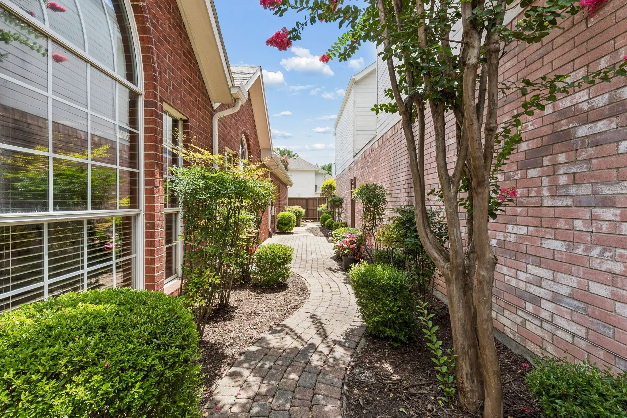 Single Family Residence For Sale in Collin County , 6852 High Field Trail, Plano, Texas 75023, 3 Bedroom, 2 Bathroom, 2 Garage spaces, 1,705 Sqft, built in 1995, mls#21306909, Real Estate Agent in Plano, Homes For Sale in Collin county, Homes For Sale in Plano, Realtor in Plano Texas, Real Estate Brokerage Independent Realty Texas, Luminita Cordes Realtor