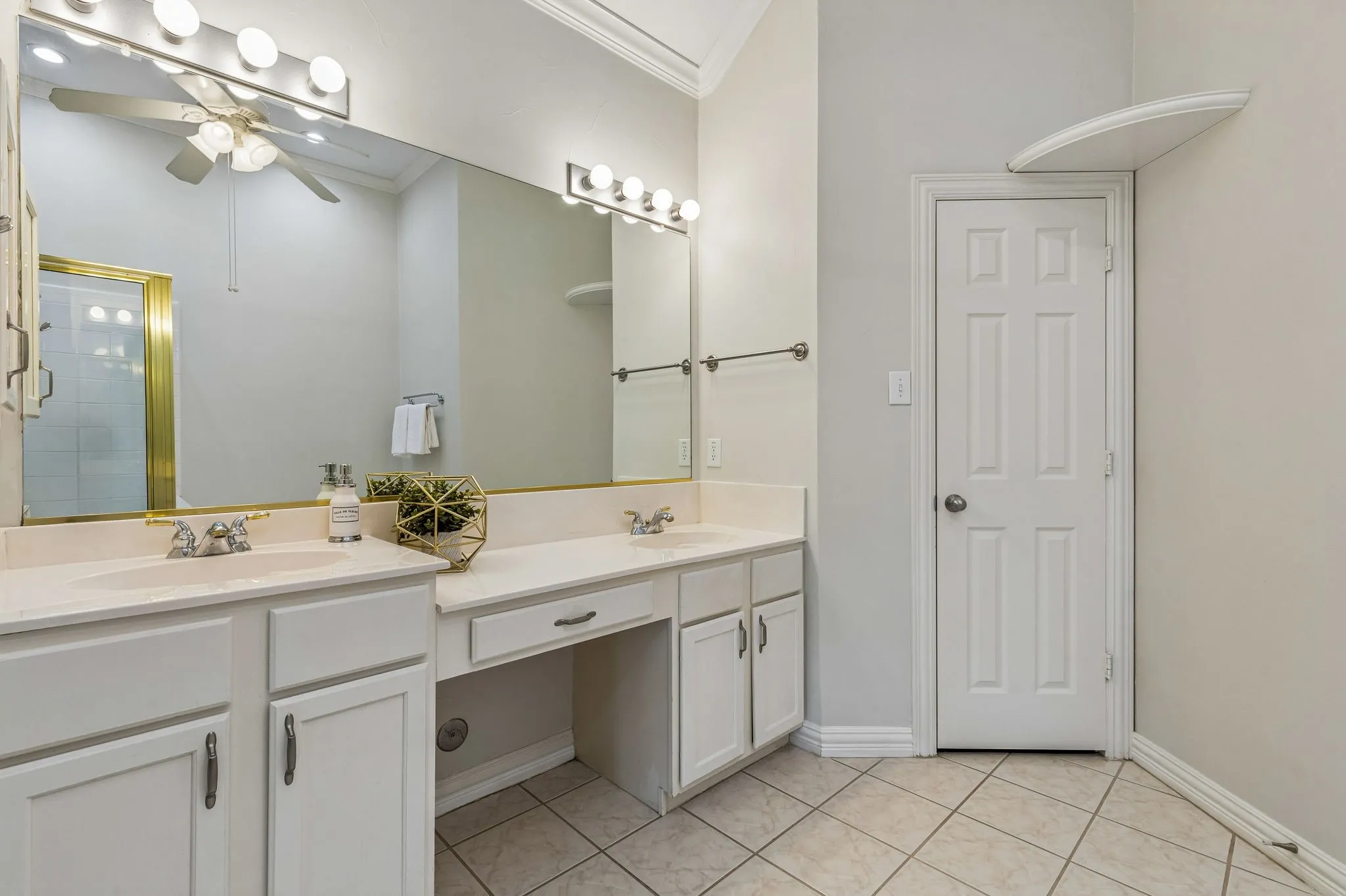 Dual vanity countertop with integrated sinks