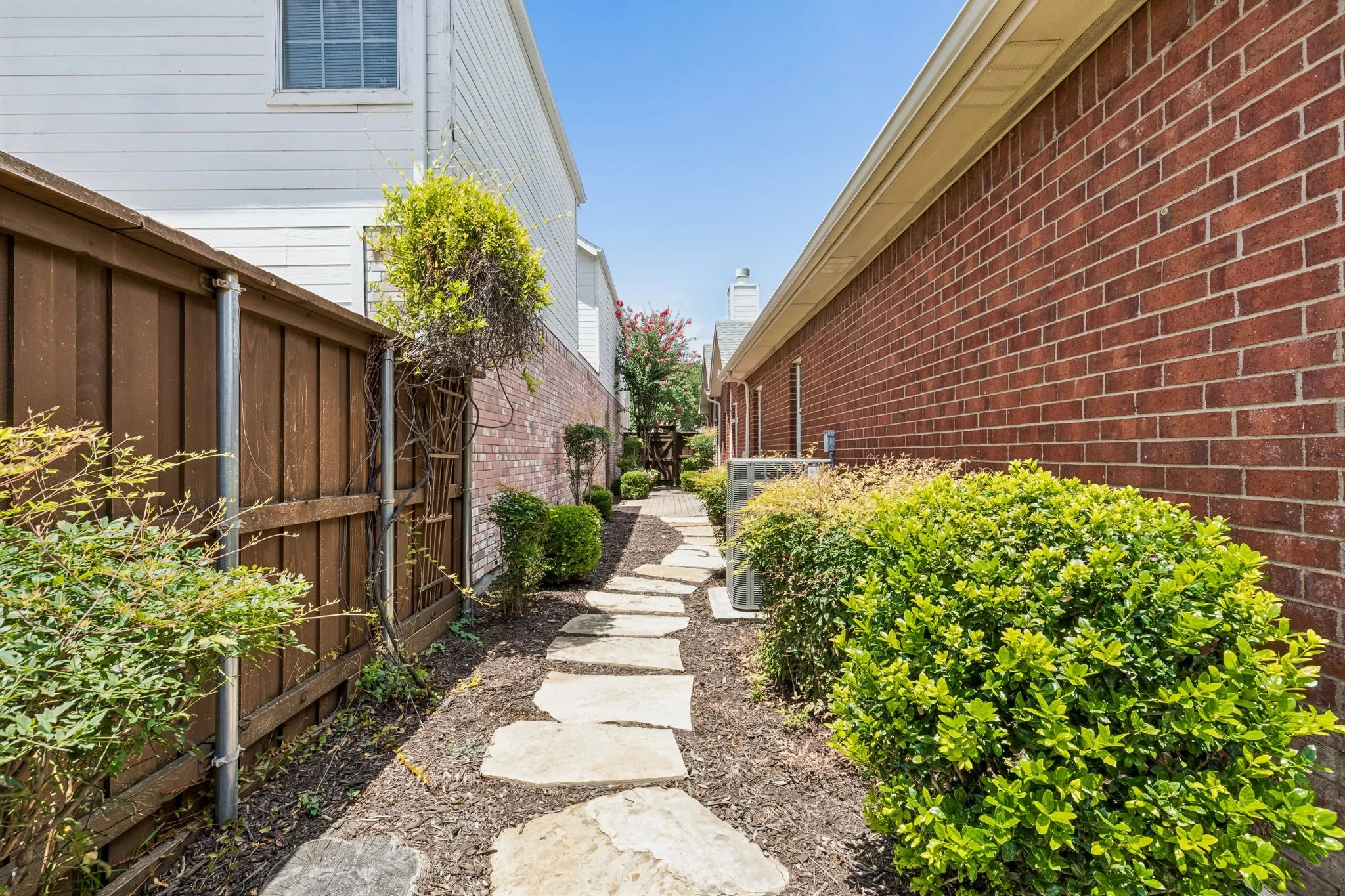 Single Family Residence For Sale in Collin County , 6852 High Field Trail, Plano, Texas 75023, 3 Bedroom, 2 Bathroom, 2 Garage spaces, 1,705 Sqft, built in 1995, mls#21306909, Real Estate Agent in Plano, Homes For Sale in Collin county, Homes For Sale in Plano, Realtor in Plano Texas, Real Estate Brokerage Independent Realty Texas, Luminita Cordes Realtor