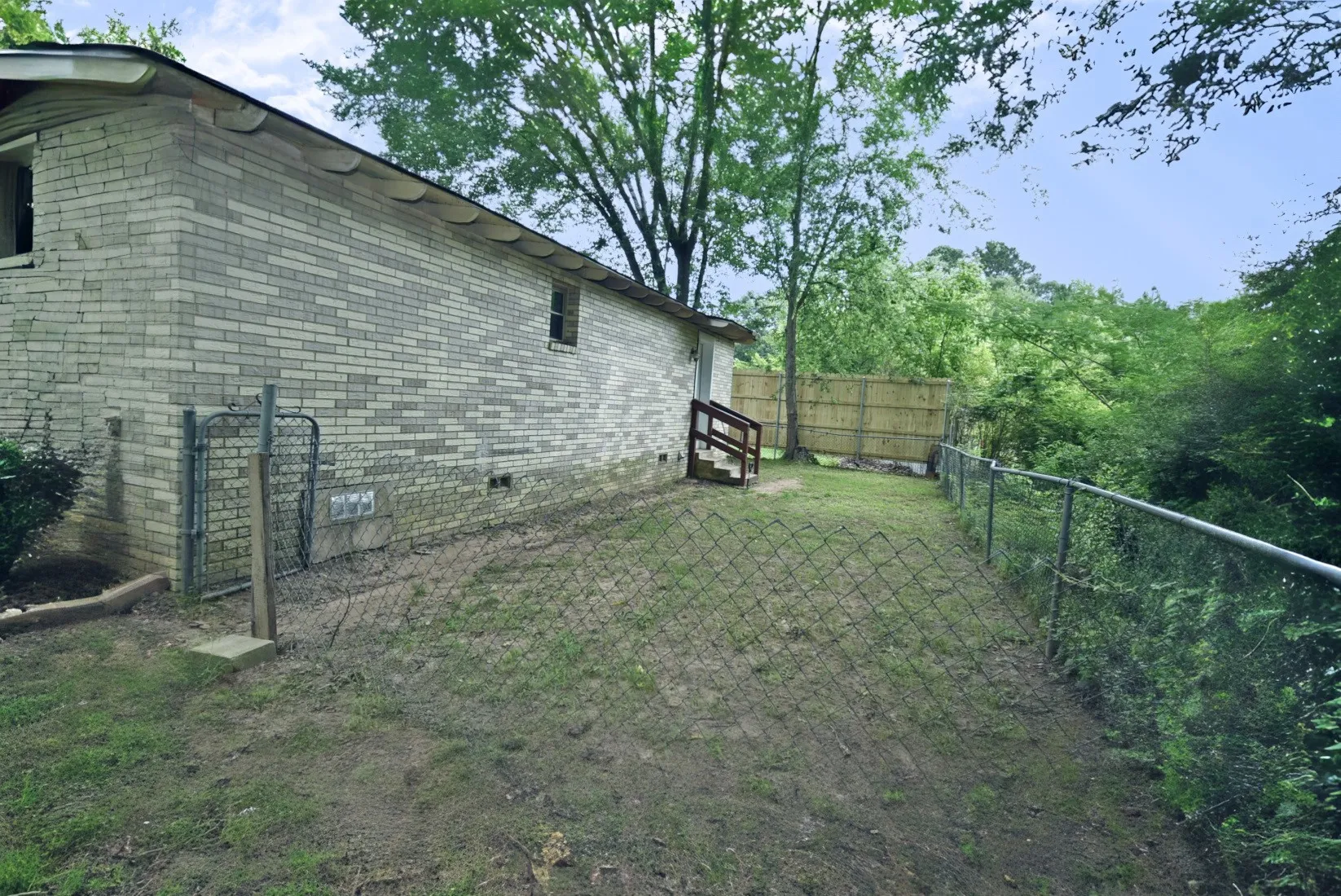 Single Family Residence For Sale in Wood County , 411 N Winnsboro Street, Quitman, Texas 75783, 3 Bedroom, 2 Bathroom, Garage spaces, 1,683 Sqft, built in 1985, mls#21306487, Real Estate Agent in Quitman, Homes For Sale in Wood county, Homes For Sale in Quitman, Realtor in Quitman Texas, Real Estate Brokerage Independent Realty Texas, Luminita Cordes Realtor