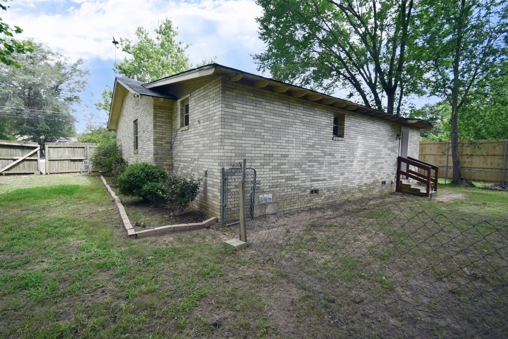 Single Family Residence For Sale in Wood County , 411 N Winnsboro Street, Quitman, Texas 75783, 3 Bedroom, 2 Bathroom, Garage spaces, 1,683 Sqft, built in 1985, mls#21306487, Real Estate Agent in Quitman, Homes For Sale in Wood county, Homes For Sale in Quitman, Realtor in Quitman Texas, Real Estate Brokerage Independent Realty Texas, Luminita Cordes Realtor