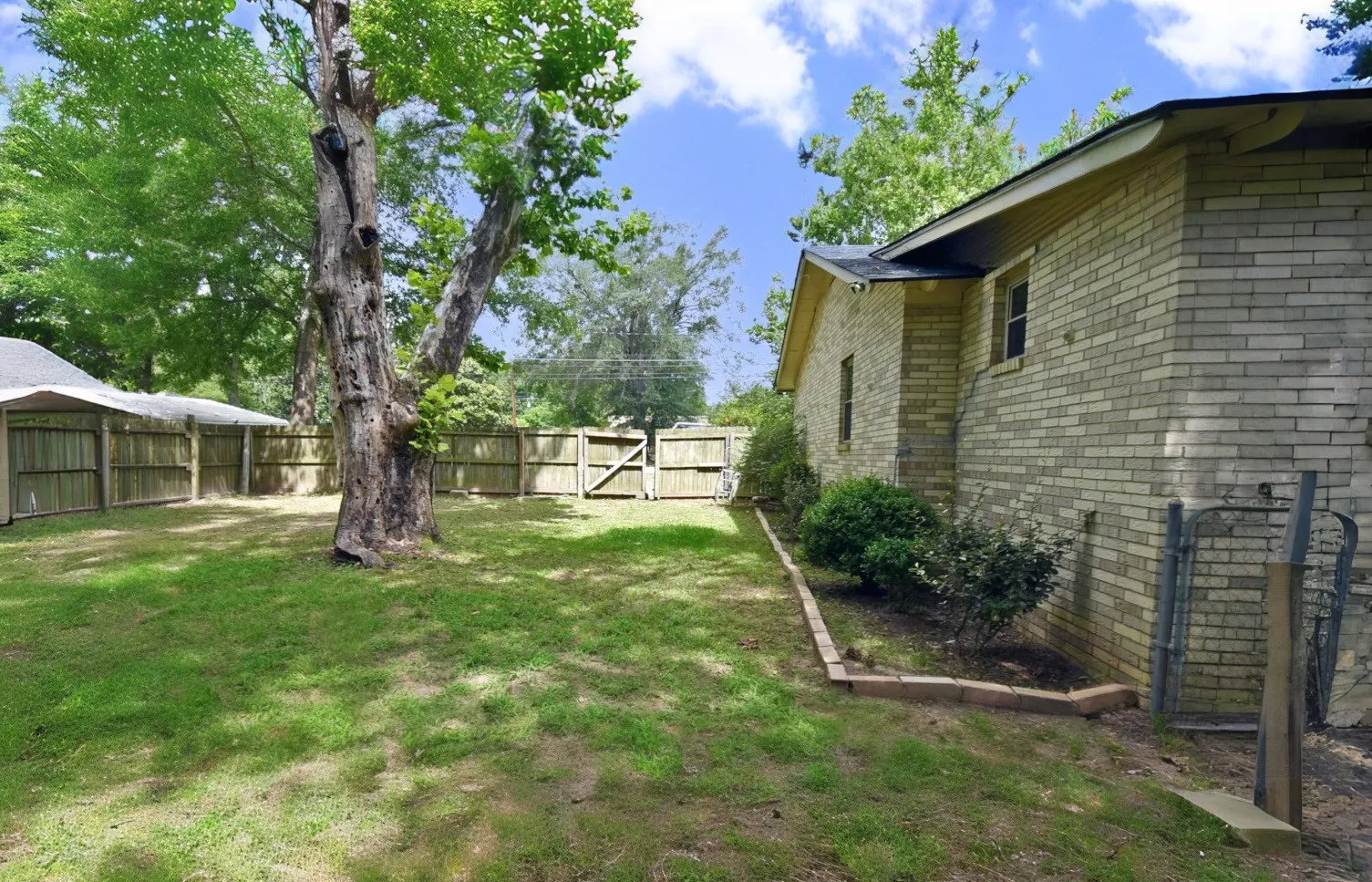 Single Family Residence For Sale in Wood County , 411 N Winnsboro Street, Quitman, Texas 75783, 3 Bedroom, 2 Bathroom, Garage spaces, 1,683 Sqft, built in 1985, mls#21306487, Real Estate Agent in Quitman, Homes For Sale in Wood county, Homes For Sale in Quitman, Realtor in Quitman Texas, Real Estate Brokerage Independent Realty Texas, Luminita Cordes Realtor