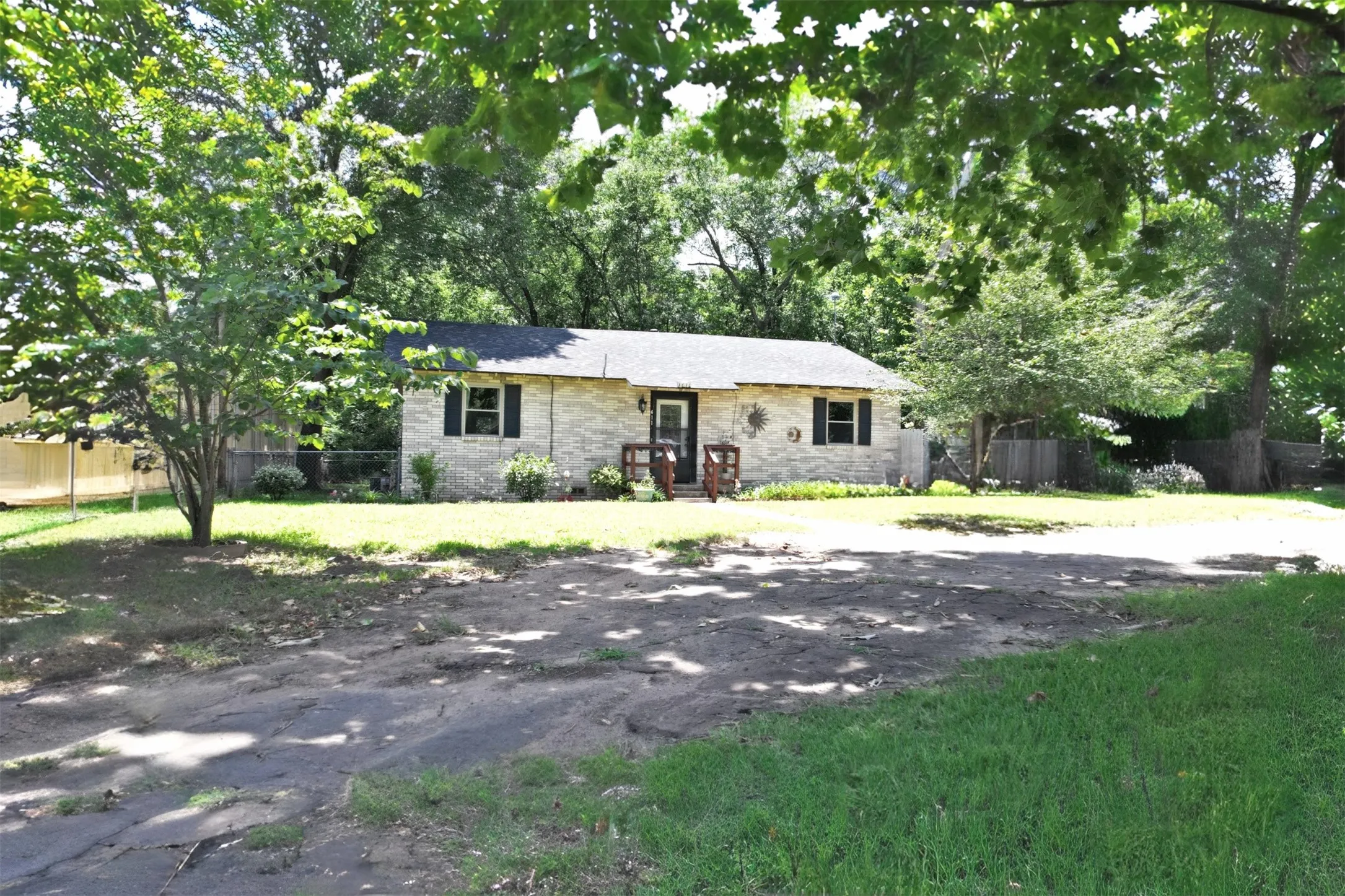 Single Family Residence For Sale in Wood County , 411 N Winnsboro Street, Quitman, Texas 75783, 3 Bedroom, 2 Bathroom, Garage spaces, 1,683 Sqft, built in 1985, mls#21306487, Real Estate Agent in Quitman, Homes For Sale in Wood county, Homes For Sale in Quitman, Realtor in Quitman Texas, Real Estate Brokerage Independent Realty Texas, Luminita Cordes Realtor