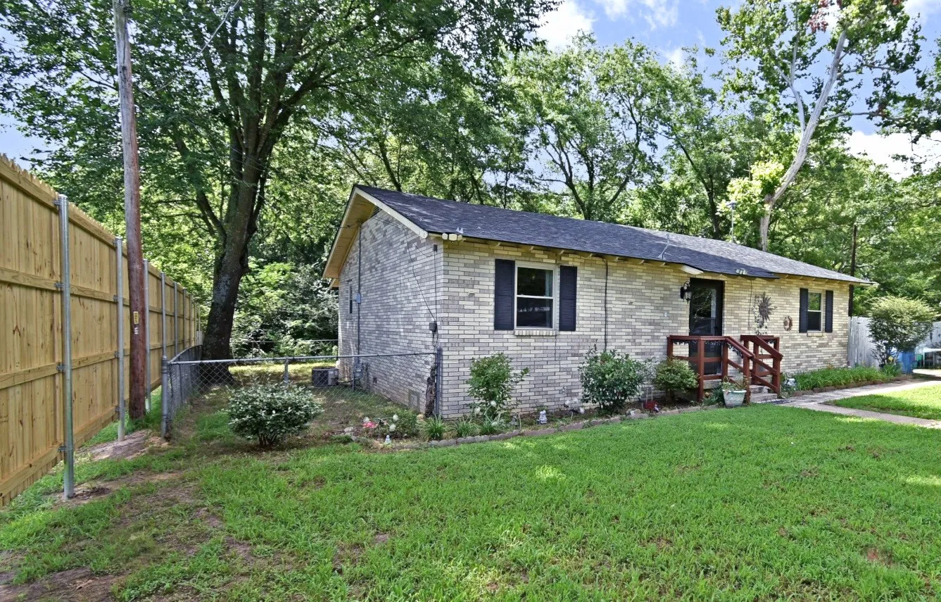 Single Family Residence For Sale in Wood County , 411 N Winnsboro Street, Quitman, Texas 75783, 3 Bedroom, 2 Bathroom, Garage spaces, 1,683 Sqft, built in 1985, mls#21306487, Real Estate Agent in Quitman, Homes For Sale in Wood county, Homes For Sale in Quitman, Realtor in Quitman Texas, Real Estate Brokerage Independent Realty Texas, Luminita Cordes Realtor