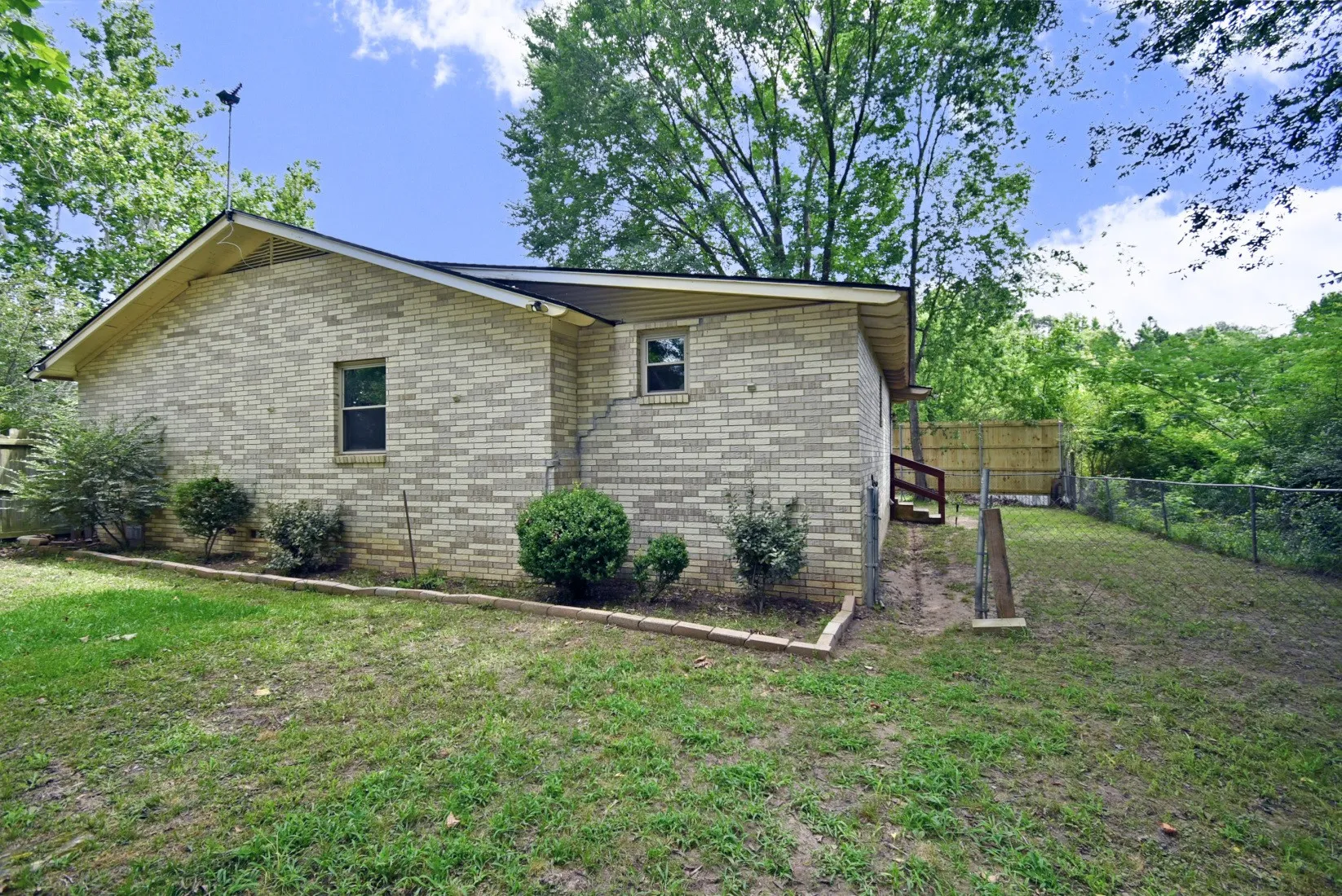 Single Family Residence For Sale in Wood County , 411 N Winnsboro Street, Quitman, Texas 75783, 3 Bedroom, 2 Bathroom, Garage spaces, 1,683 Sqft, built in 1985, mls#21306487, Real Estate Agent in Quitman, Homes For Sale in Wood county, Homes For Sale in Quitman, Realtor in Quitman Texas, Real Estate Brokerage Independent Realty Texas, Luminita Cordes Realtor
