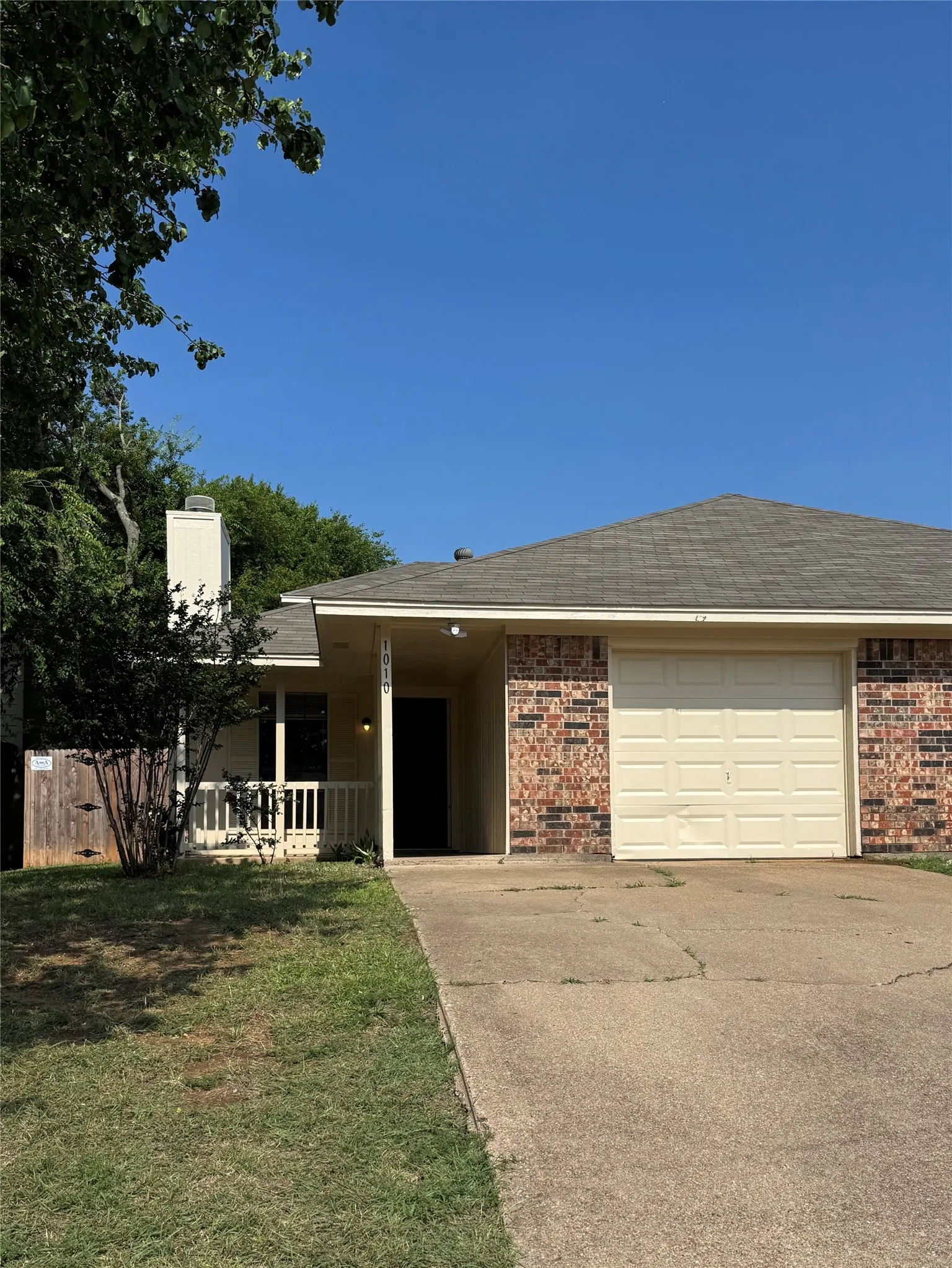 Townhouse For Sale in Johnson County , 1010 Irene Street, Burleson, Texas 76028, 2 Bedroom, 2 Bathroom, 1 Garage spaces, 1,391 Sqft, built in 1985, mls#21308388, Real Estate Agent in Burleson, Homes For Sale in Johnson county, Homes For Sale in Burleson, Realtor in Burleson Texas, Real Estate Brokerage Independent Realty Texas, Luminita Cordes Realtor