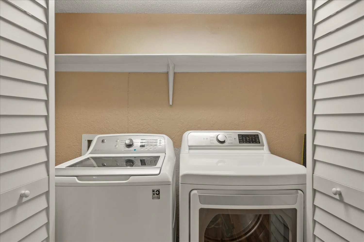 Condominium For Sale in Collin County , 4748 Old Bent Tree Lane 2307, Dallas, Texas 75287, 2 Bedroom, 2 Bathroom, Garage spaces, 1,070 Sqft, built in 1985, mls#21296784, Real Estate Agent in Dallas, Homes For Sale in Collin county, Homes For Sale in Dallas, Realtor in Dallas Texas, Real Estate Brokerage Independent Realty Texas, Luminita Cordes Realtor