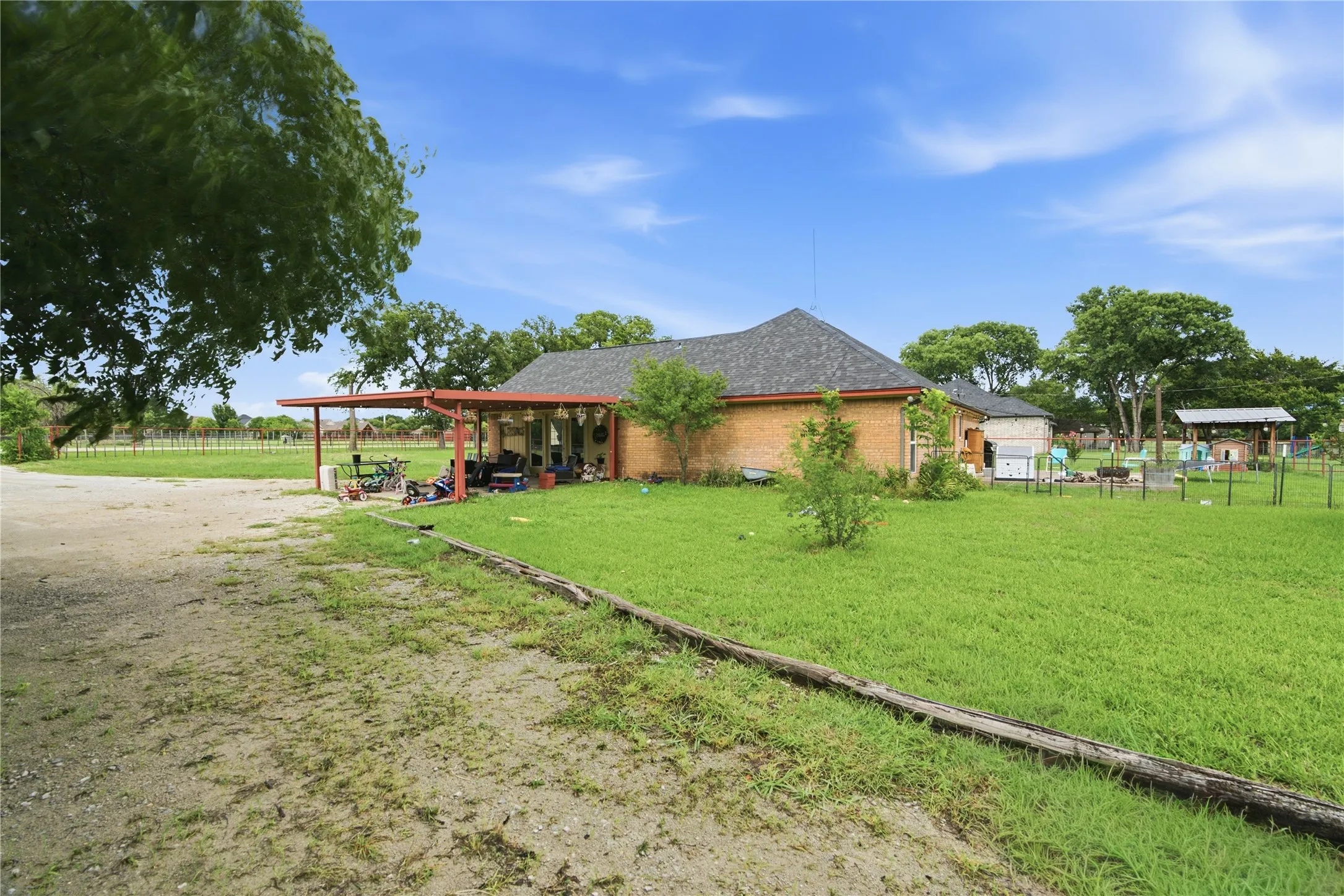 Single Family Residence For Sale in Parker County , 3039 Sunrise Trail, Weatherford, Texas 76088, 3 Bedroom, 2 Bathroom, Garage spaces, 1,876 Sqft, built in 1989, mls#21307171, Real Estate Agent in Weatherford, Homes For Sale in Parker county, Homes For Sale in Weatherford, Realtor in Weatherford Texas, Real Estate Brokerage Independent Realty Texas, Luminita Cordes Realtor