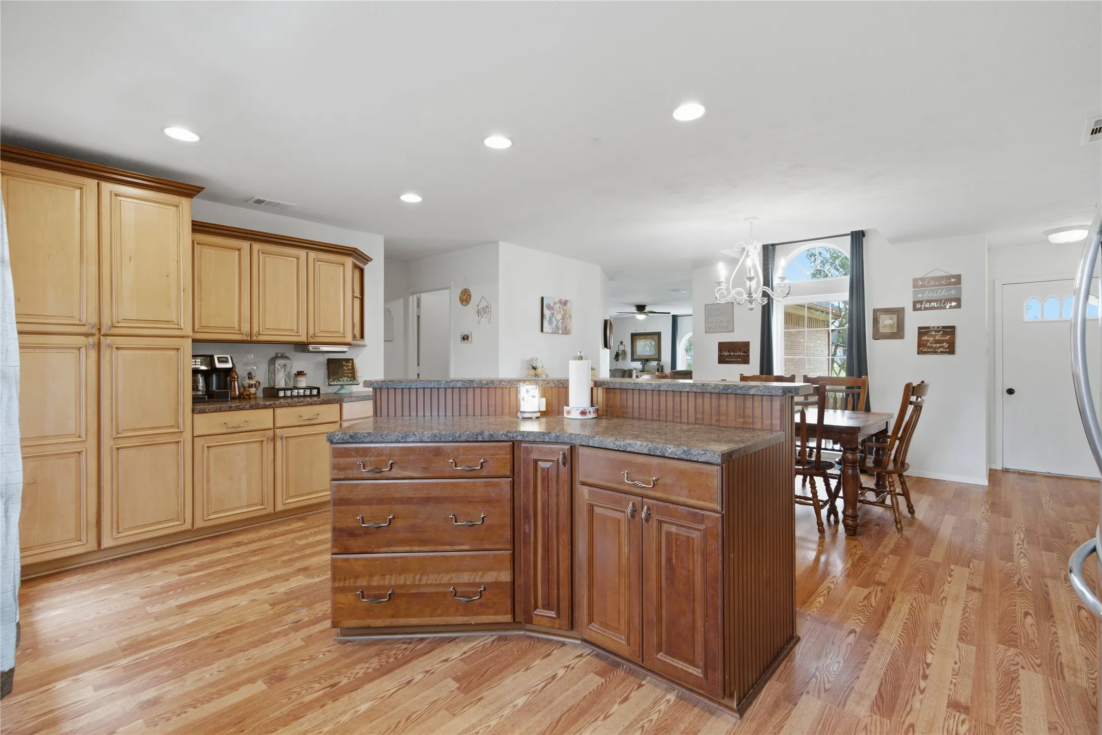 Single Family Residence For Sale in Parker County , 3039 Sunrise Trail, Weatherford, Texas 76088, 3 Bedroom, 2 Bathroom, Garage spaces, 1,876 Sqft, built in 1989, mls#21307171, Real Estate Agent in Weatherford, Homes For Sale in Parker county, Homes For Sale in Weatherford, Realtor in Weatherford Texas, Real Estate Brokerage Independent Realty Texas, Luminita Cordes Realtor
