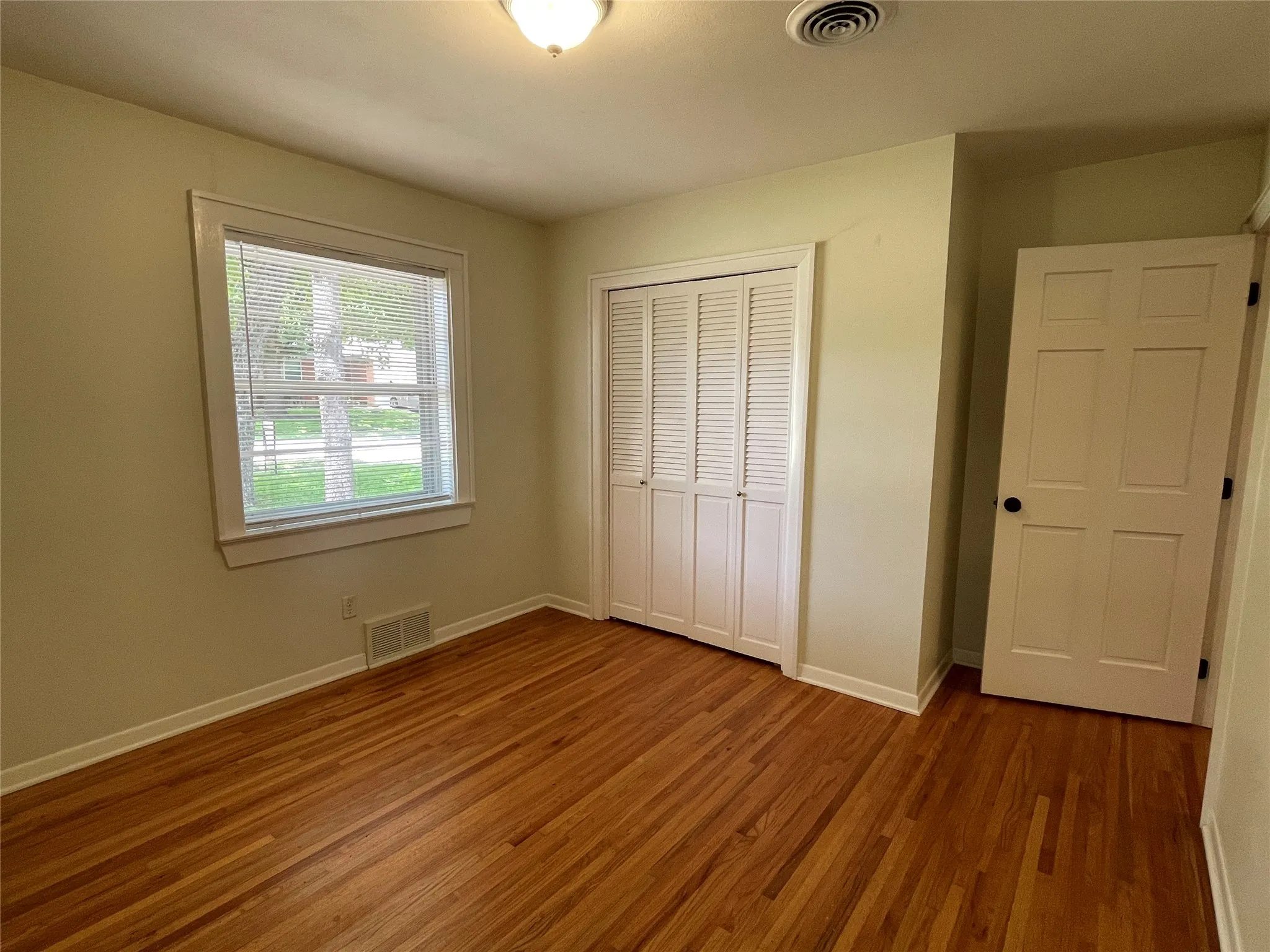 Single Family Residence For Sale in Dallas County , 9112 Clearwater Drive, Dallas, Texas 75243, 3 Bedroom, 2 Bathroom, 2 Garage spaces, 1,136 Sqft, built in 1959, mls#21307864, Real Estate Agent in Dallas, Homes For Sale in Dallas county, Homes For Sale in Dallas, Realtor in Dallas Texas, Real Estate Brokerage Independent Realty Texas, Luminita Cordes Realtor