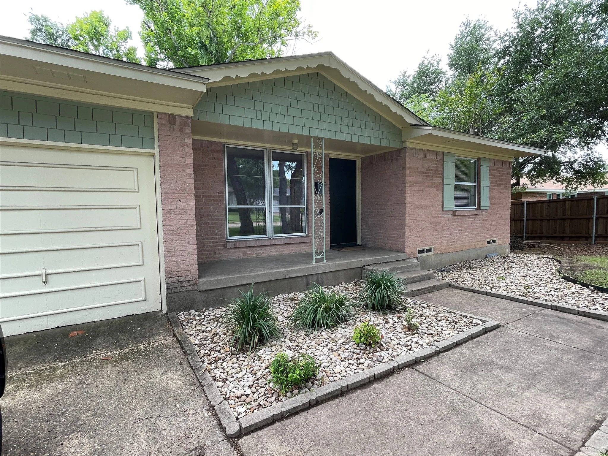 Single Family Residence For Sale in Dallas County , 9112 Clearwater Drive, Dallas, Texas 75243, 3 Bedroom, 2 Bathroom, 2 Garage spaces, 1,136 Sqft, built in 1959, mls#21307864, Real Estate Agent in Dallas, Homes For Sale in Dallas county, Homes For Sale in Dallas, Realtor in Dallas Texas, Real Estate Brokerage Independent Realty Texas, Luminita Cordes Realtor