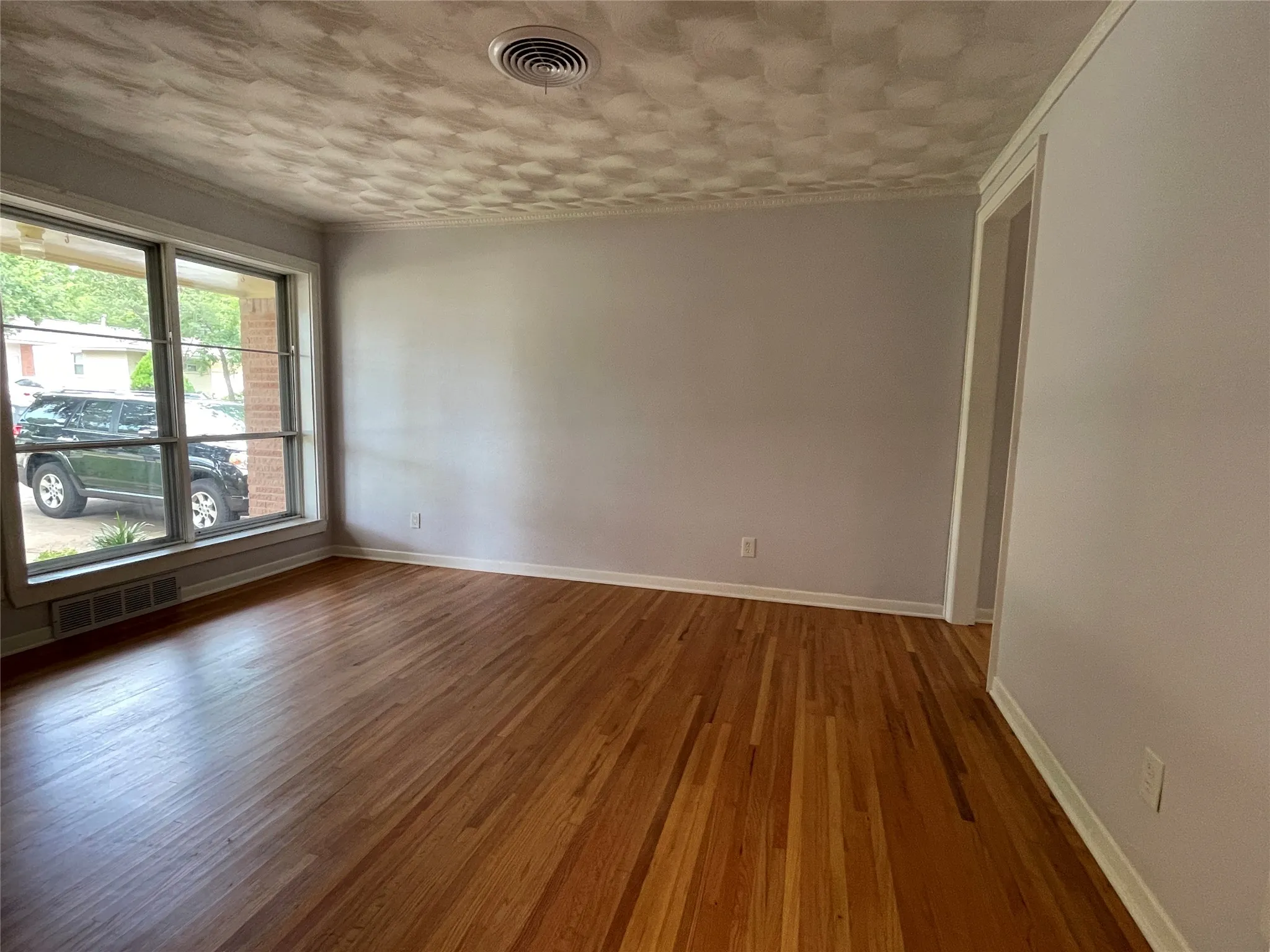 Hardwood floors and original vintage swirl pattern ceiling in excellent condition